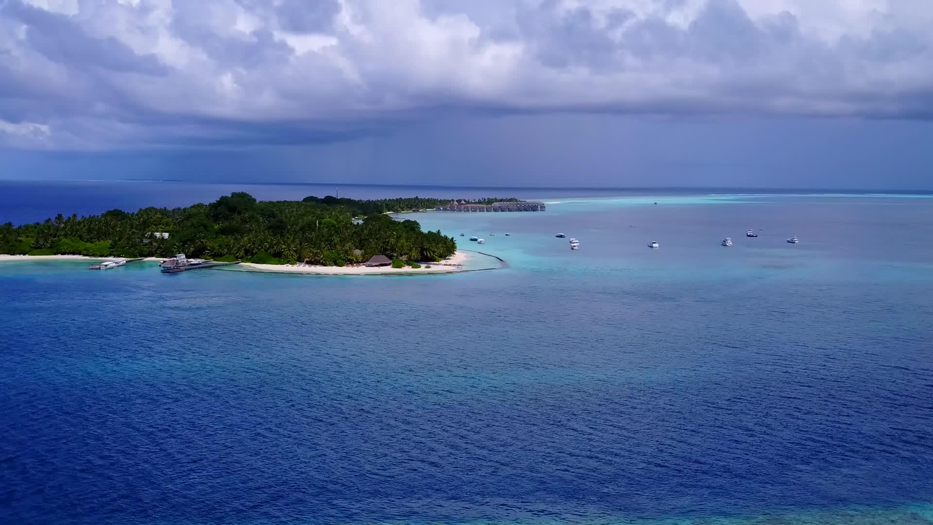 豪华旅游海滩生活以蓝色绿色环礁湖和白色沙滩为背景视频的预览图