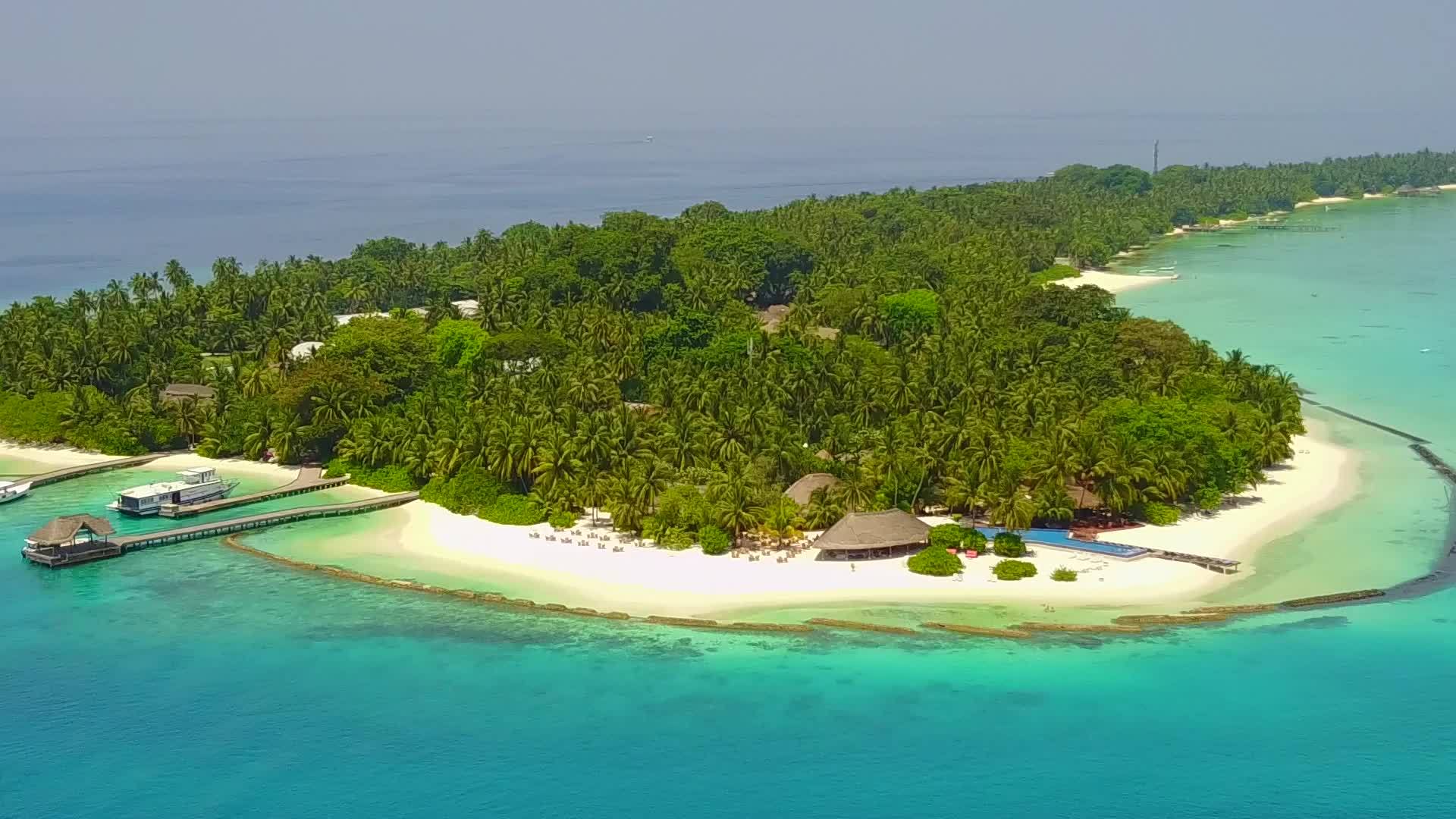 完美的岛屿海滩冒险通过蓝海和白色海滩背景的蓝色海滩视频的预览图