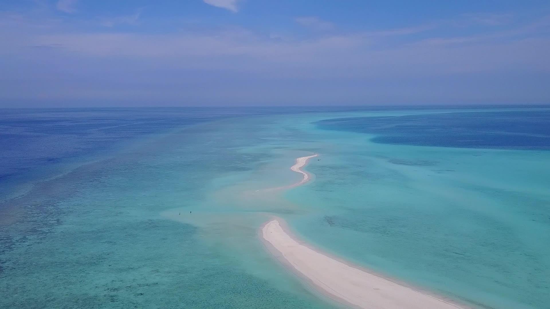 蓝色海洋和白色沙滩背景的海滩生活方式视频的预览图