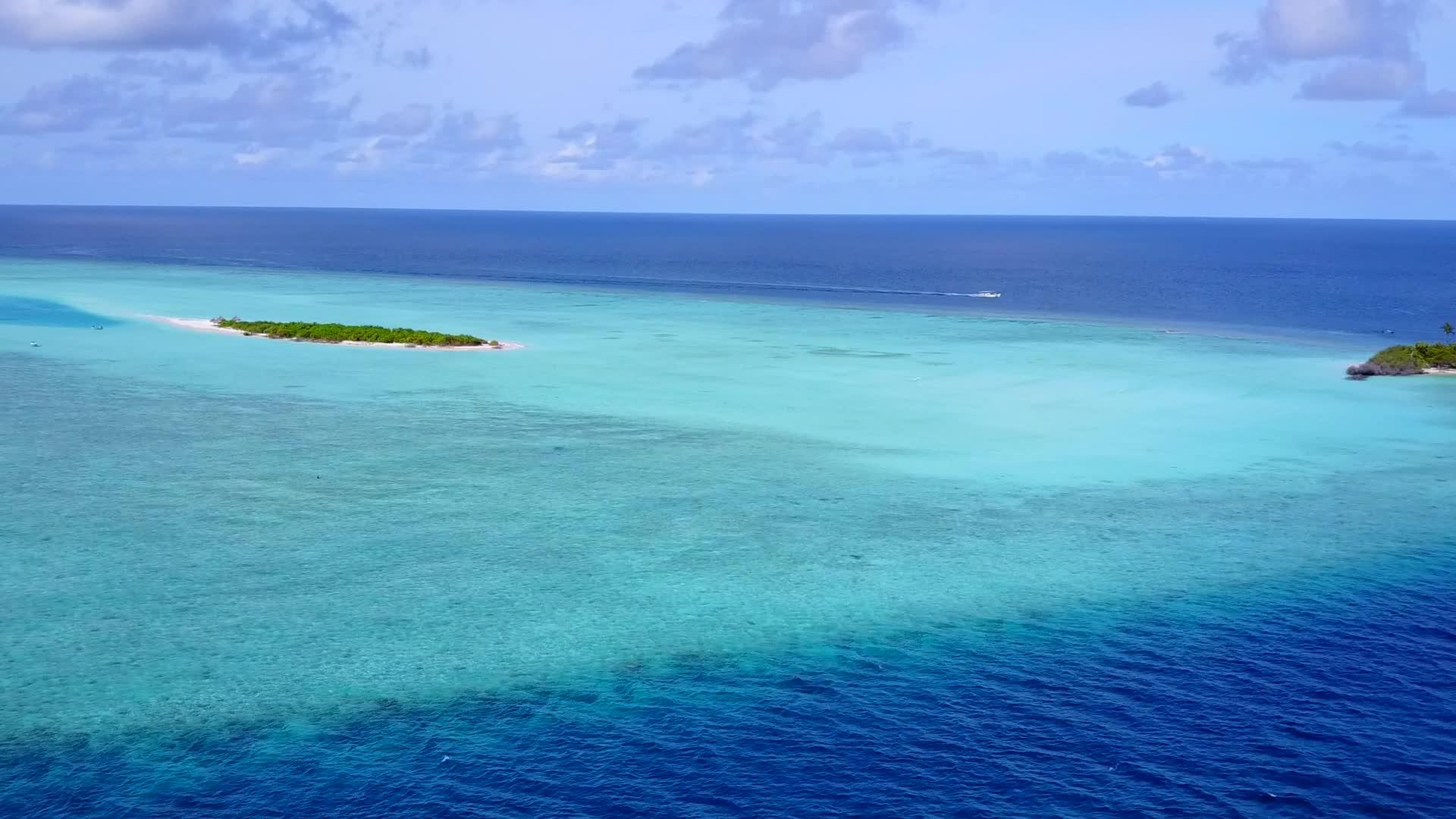空中无人驾驶以蓝绿色海和白色海滩为背景视频的预览图
