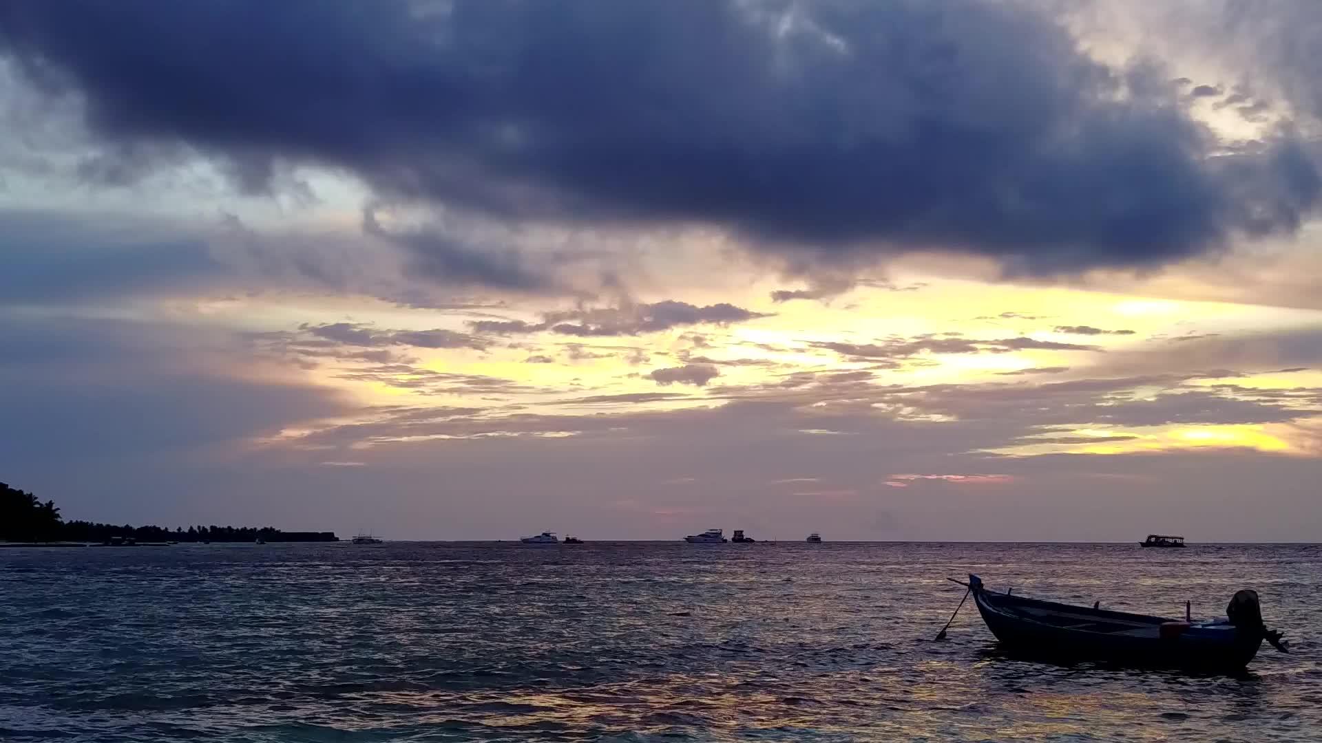 蓝色海洋外国湾海滩的生活方式通过蓝海和白色沙滩的背景视频的预览图