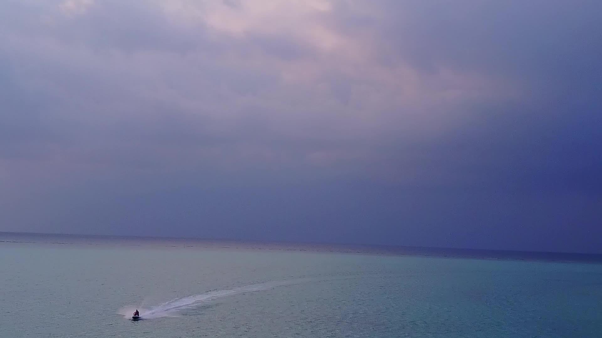 在蓝环礁湖和白色海滩的背景下空中无人驾驶视频的预览图