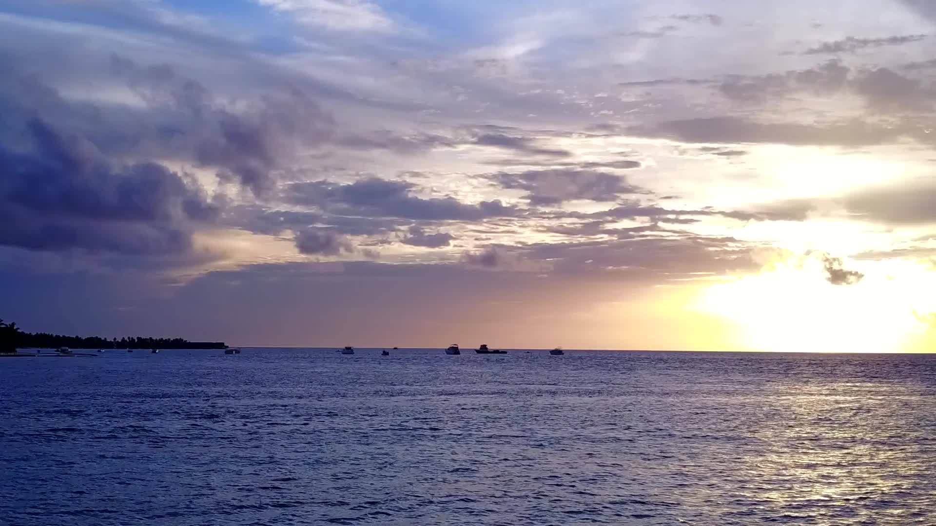 在蓝色水和白色沙尘的背景下观察宁静的海平面摘要视频的预览图