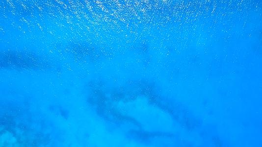 热带湾海滩蓝色水和白色海滩为背景视频的预览图