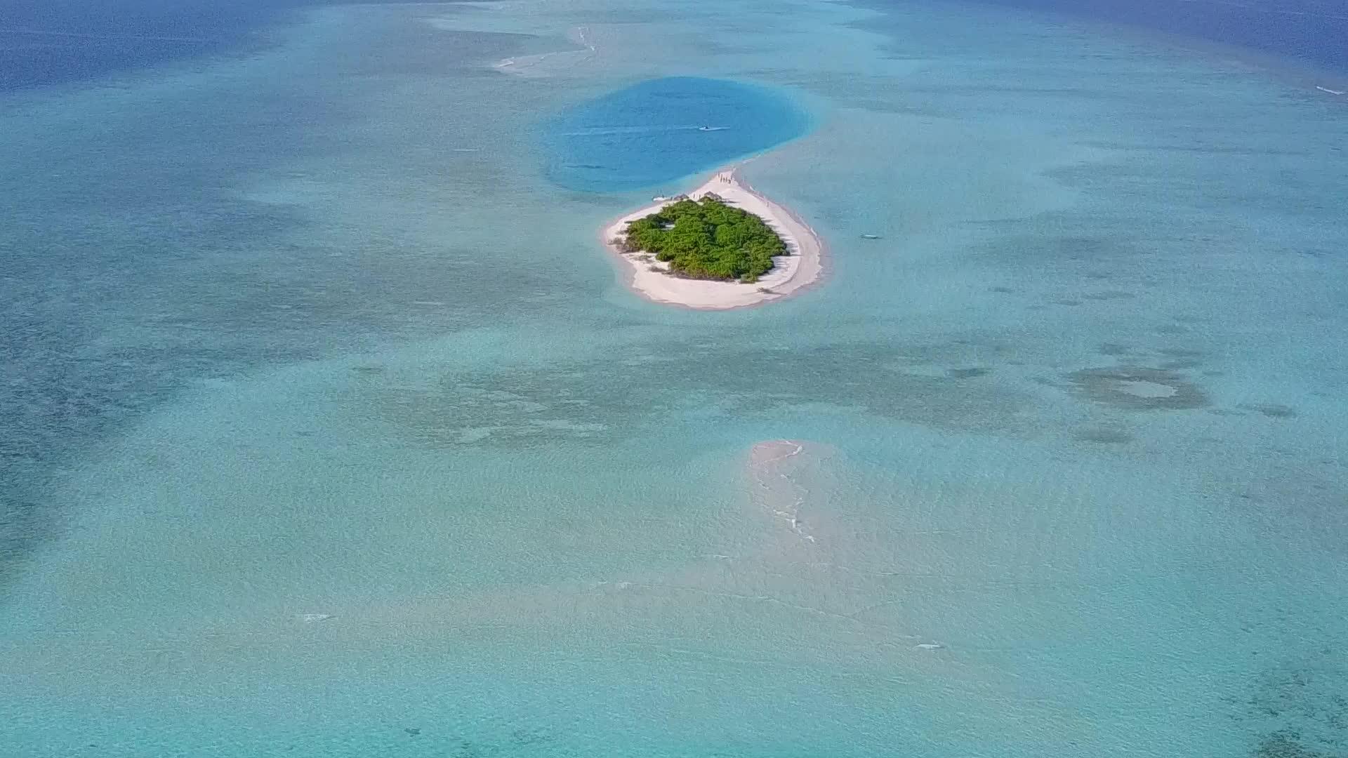 在伊德利特度假村海滩旅行时白沙背景的浅环礁湖视频的预览图