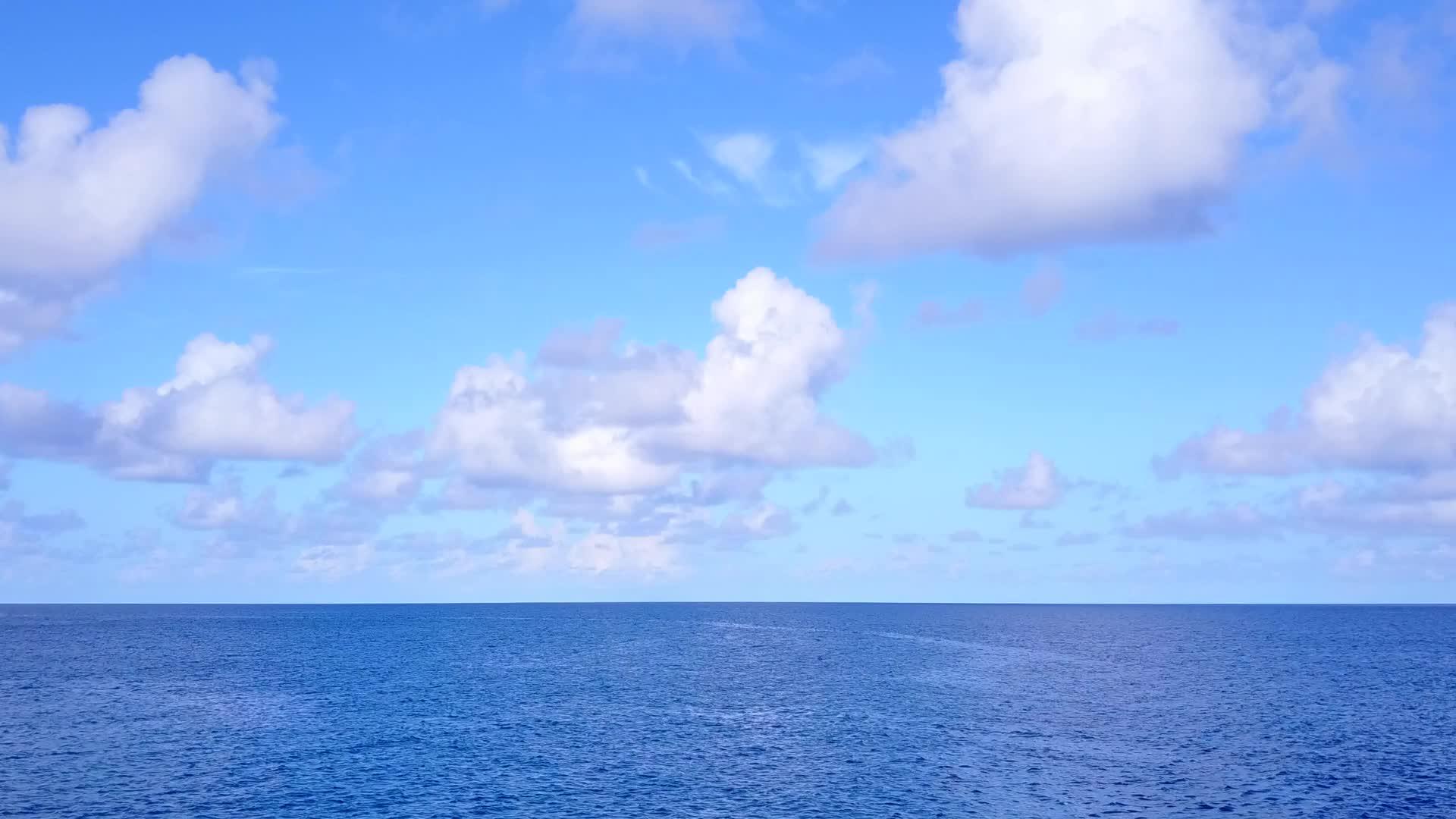 蓝海白沙背景的异国旅游海滩空中景观视频的预览图