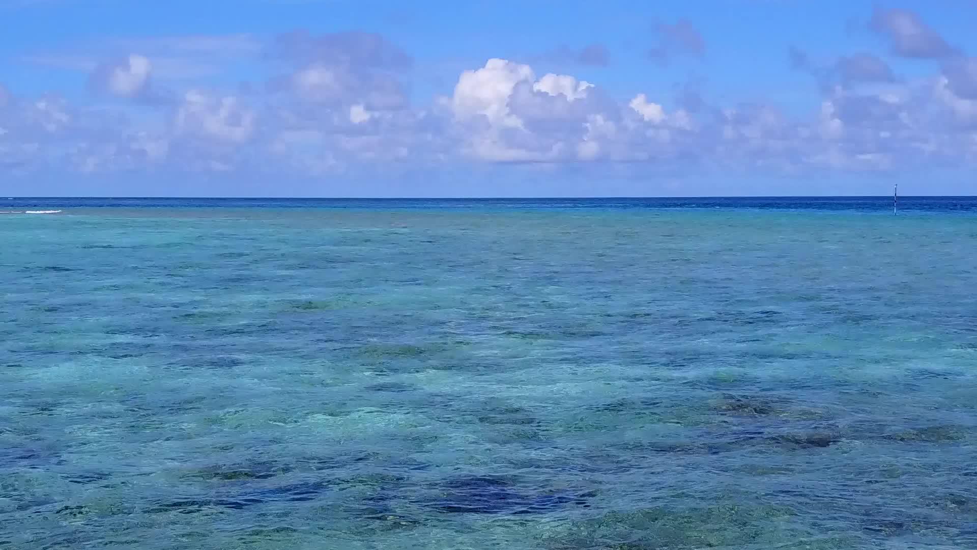 田园诗般的海岸线和海滩时间的空中无人机景观视频的预览图