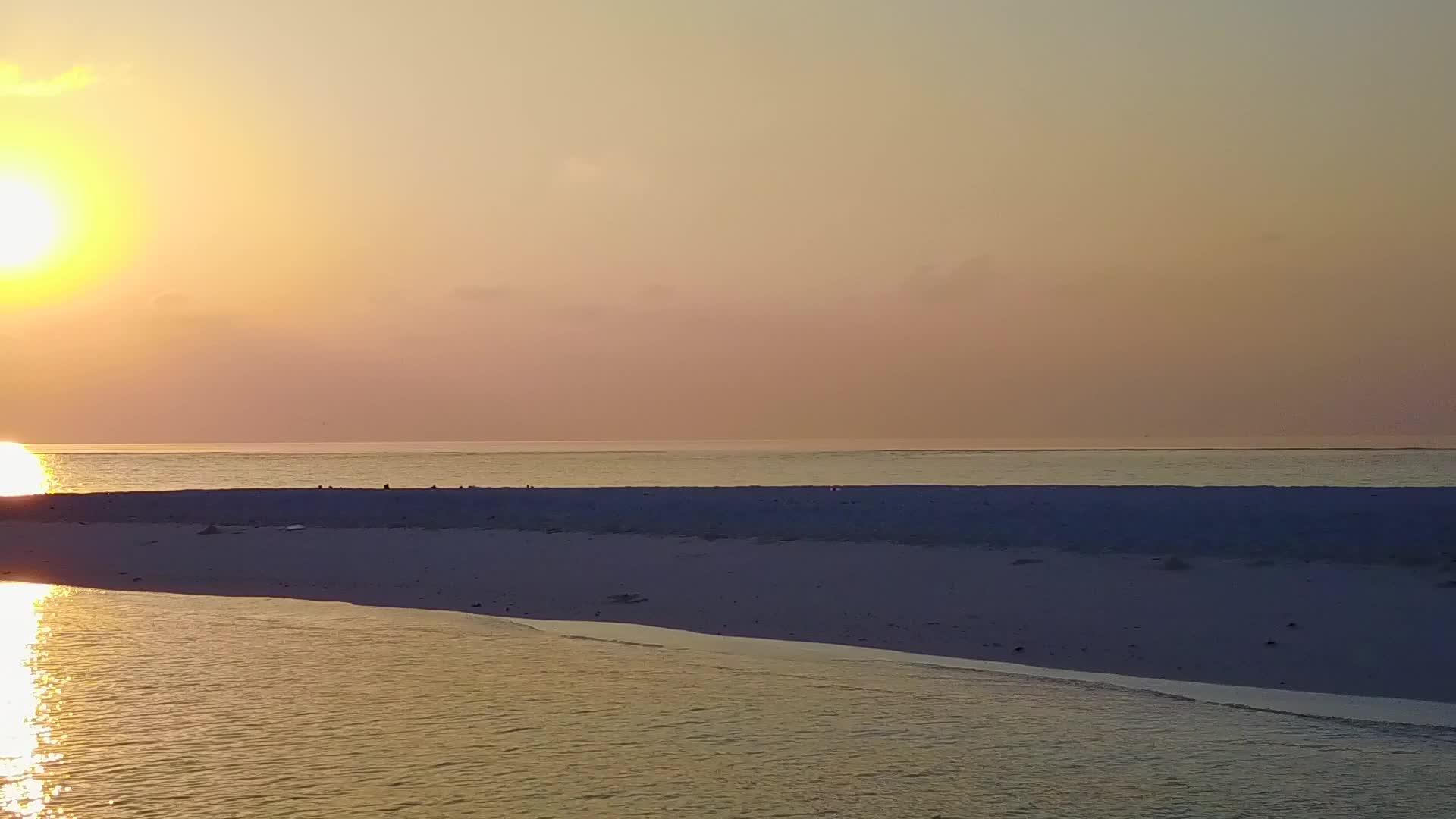 在白沙背景下观察浅环礁湖的海滩时间视频的预览图