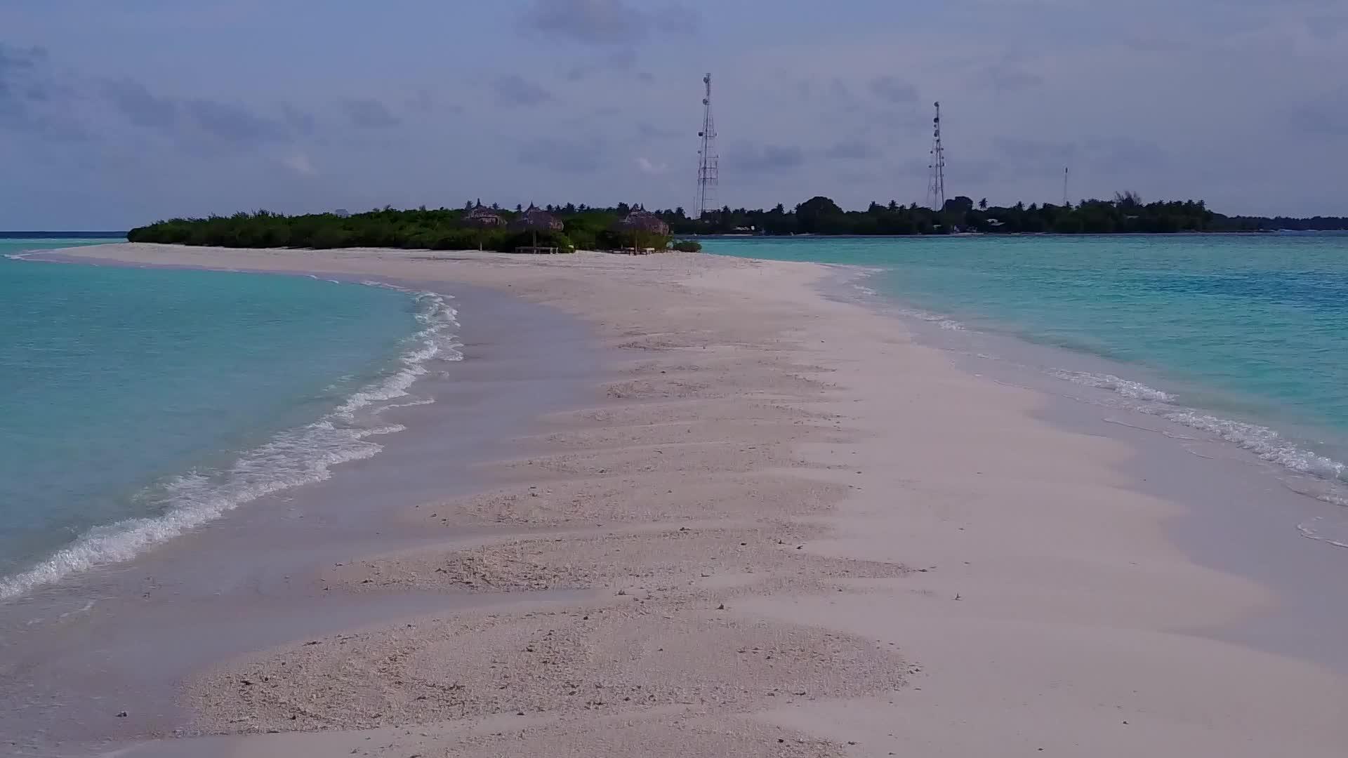 白沙背景蓝水完美度假海滩度假无人机空中海景视频的预览图