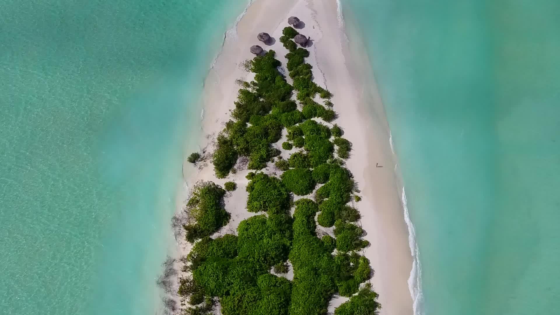 蓝绿色环礁湖和白色沙底背景放松海岸海滩度假的空气视频的预览图