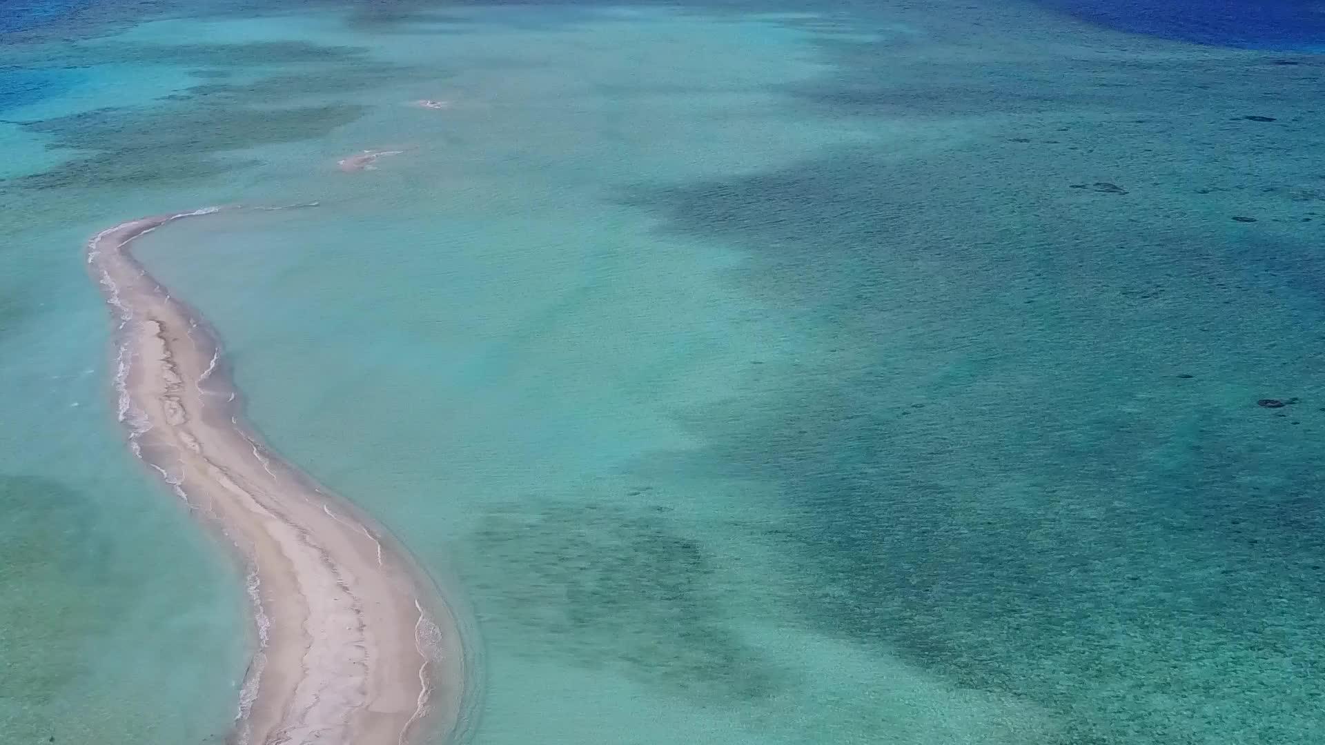 放松海湾海滩度假的透明环礁湖和明亮的沙地背景视频的预览图