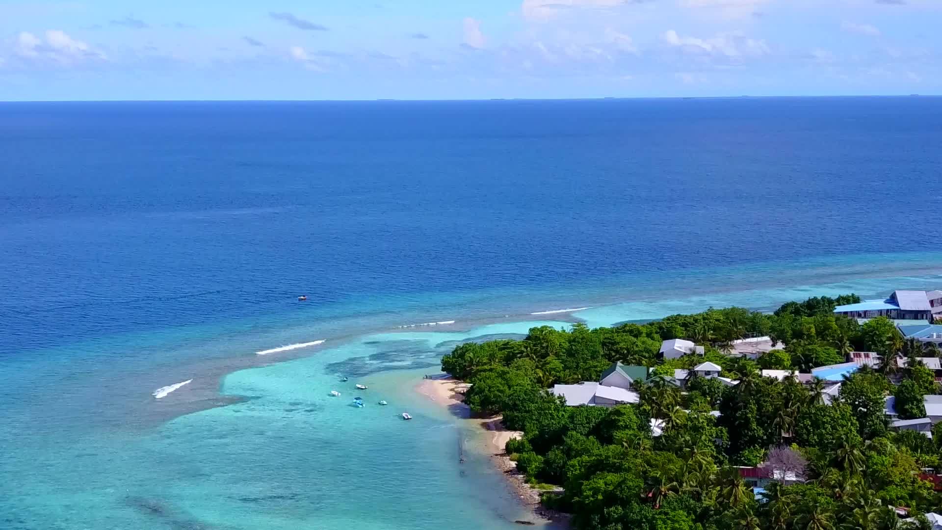 利用蓝水和干净的沙滩背景在海滩上旅行视频的预览图
