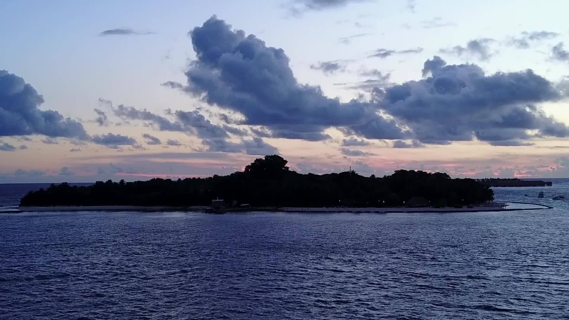 热带海湾海滩背景的透明海洋和白色海滩视频的预览图