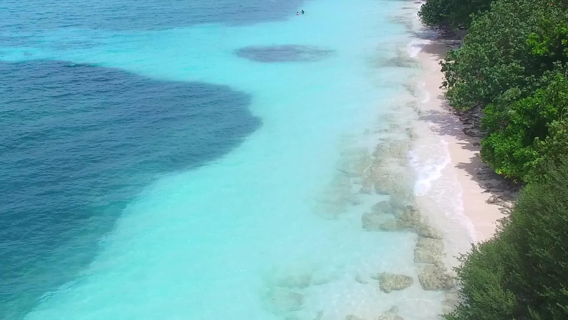 蓝绿海白沙背景热带海景海滩度假无人机景观视频的预览图