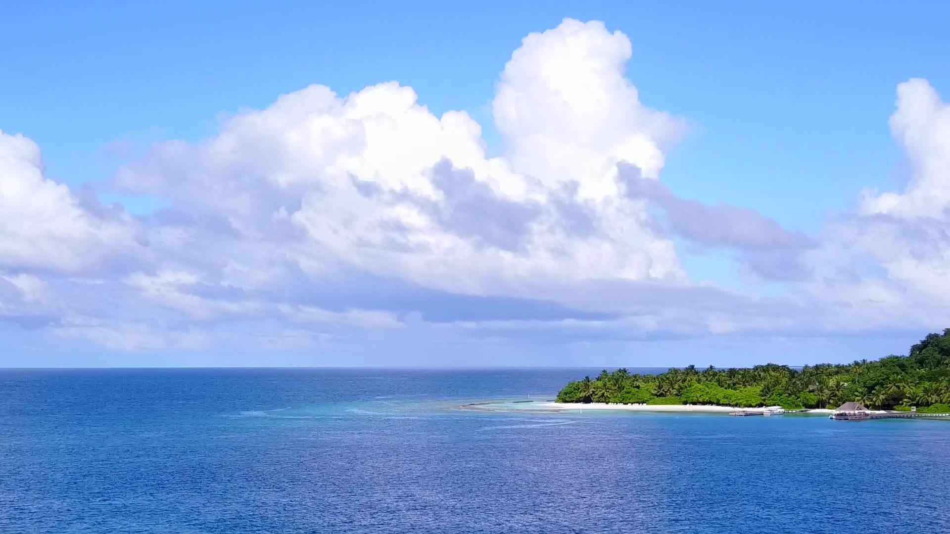 蓝绿色的海洋和干净的沙滩背景的异国情调的海滩生活方式视频的预览图