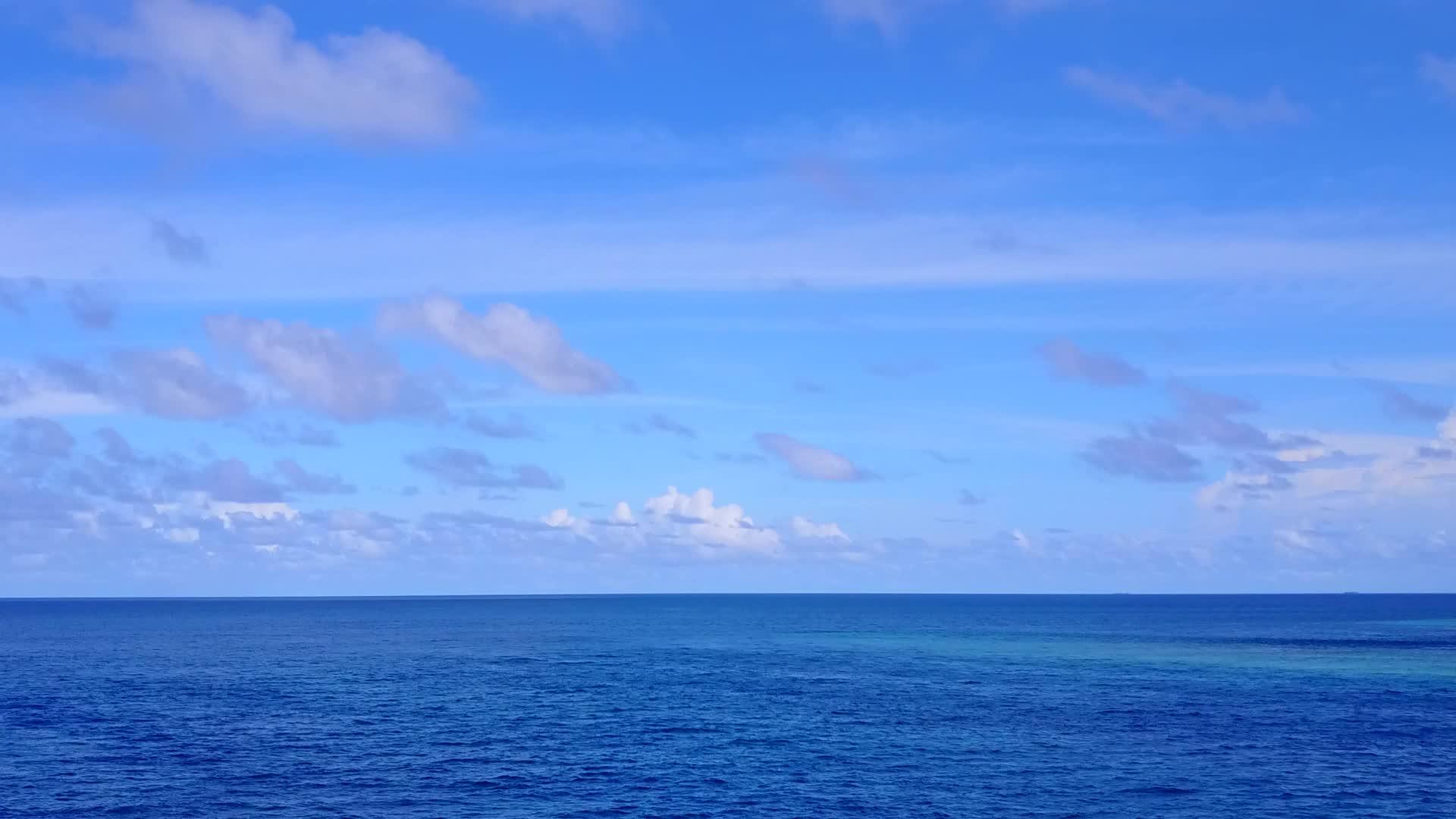 热带海湾海滩背景的透明海洋和白色海滩视频的预览图