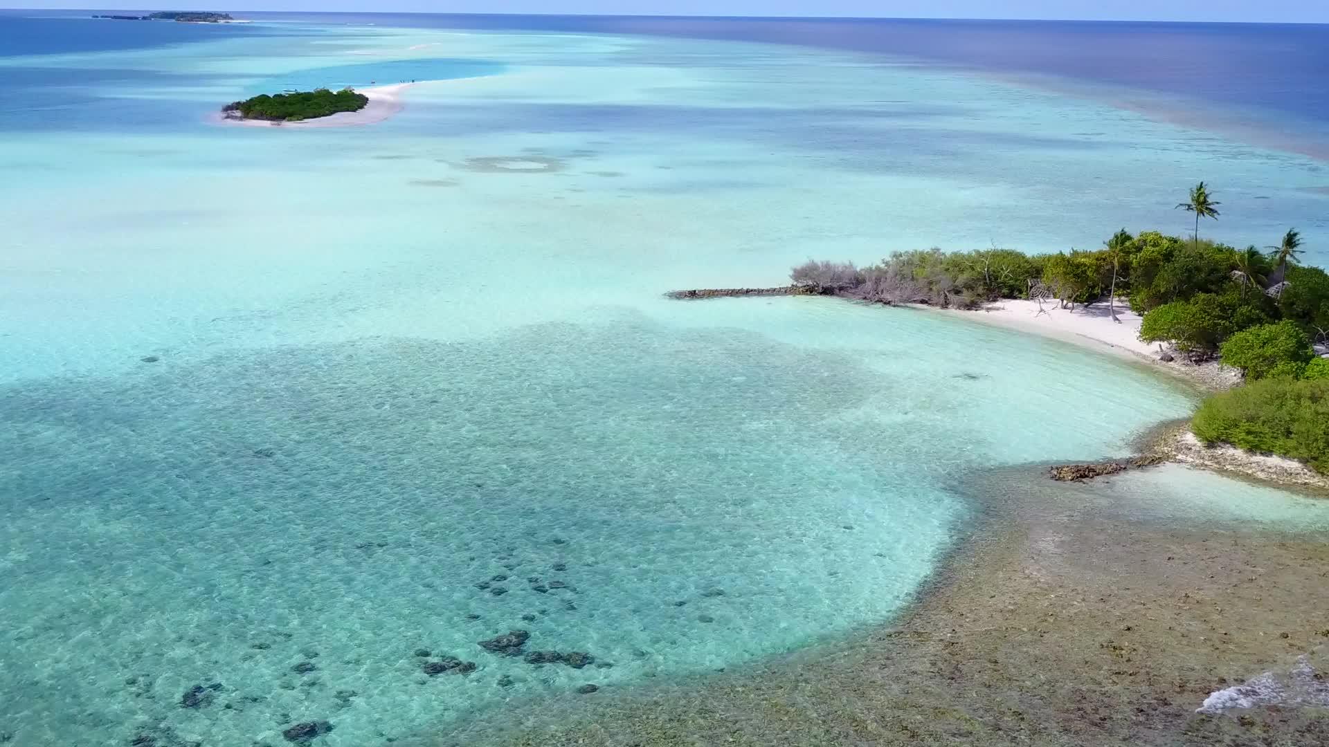 热带海湾海滩背景的透明海洋和白色海滩视频的预览图