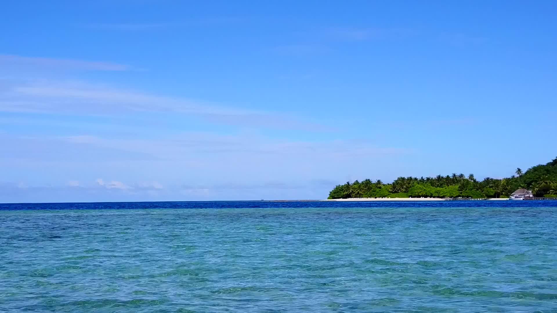 豪华海滨海滩游蓝海和白色海滩背景的空中无人驾驶飞机视频的预览图
