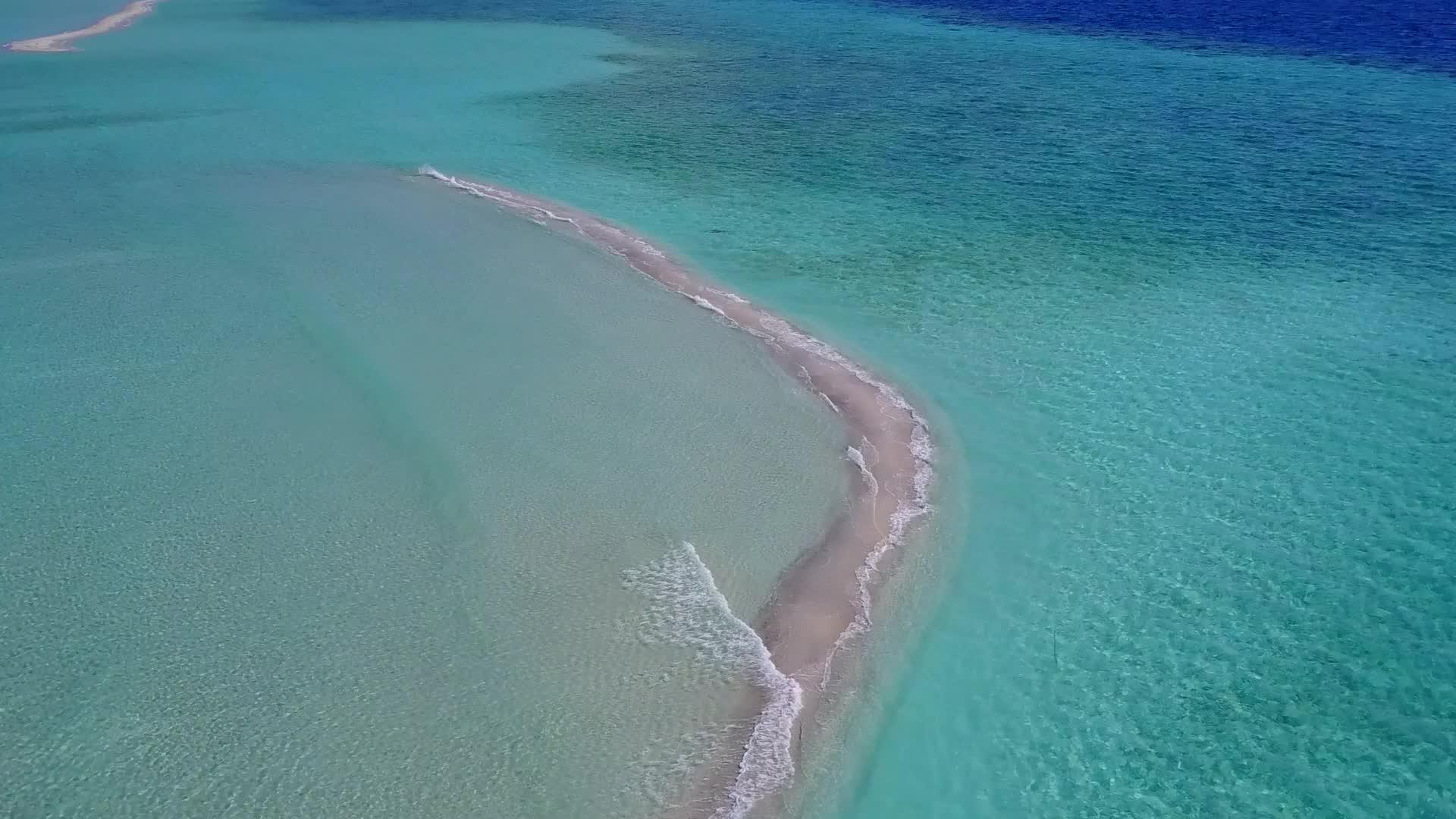 蓝海和白色沙底的海滩视频的预览图