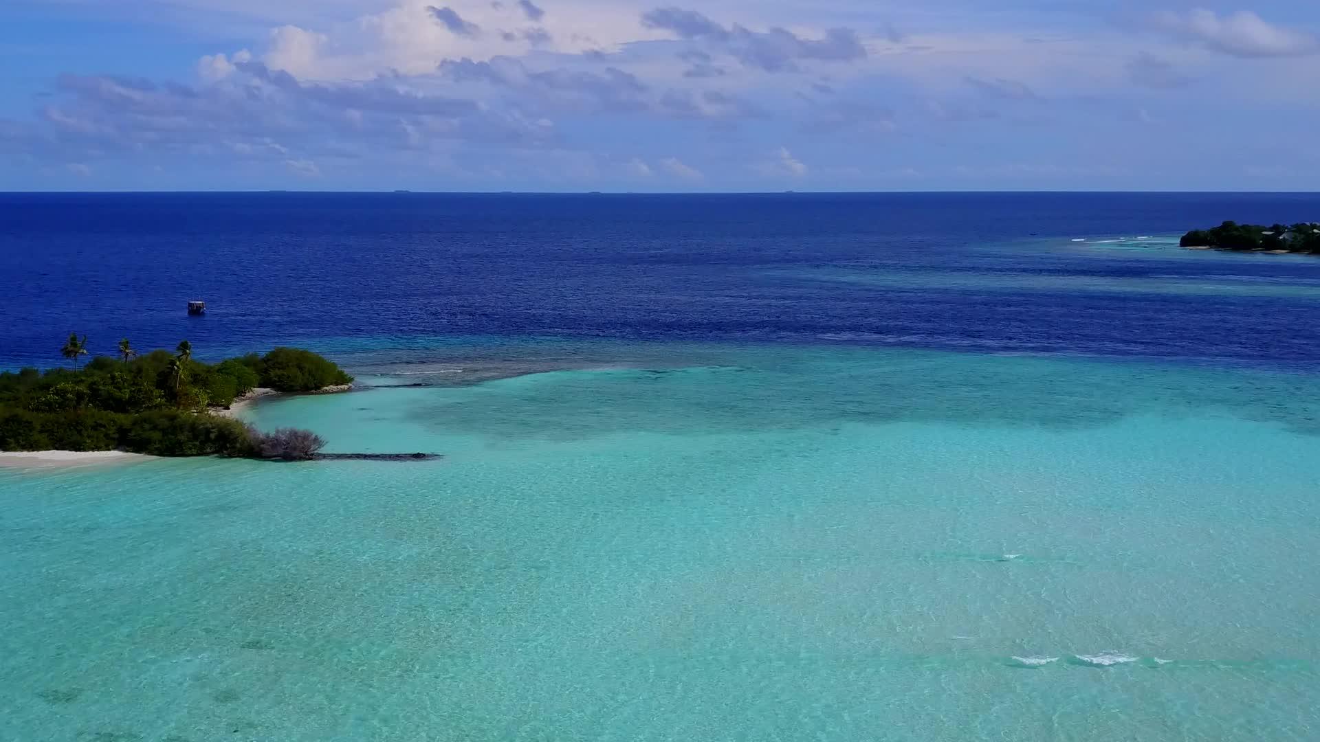 豪华岛屿海滩以透明和干净的海滩为背景冒空中冒险视频的预览图