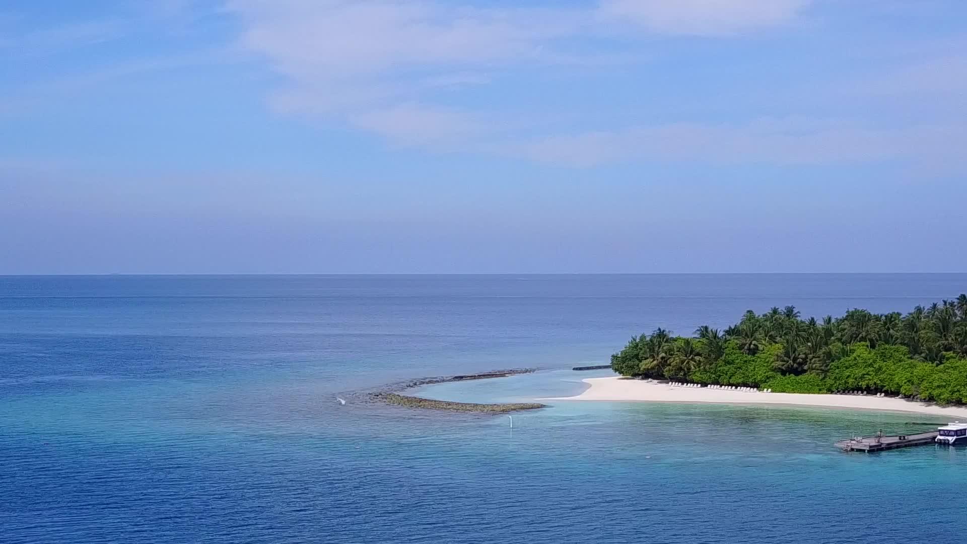 通过蓝环礁观看完美的海景旅行清洁海滩背景视频的预览图