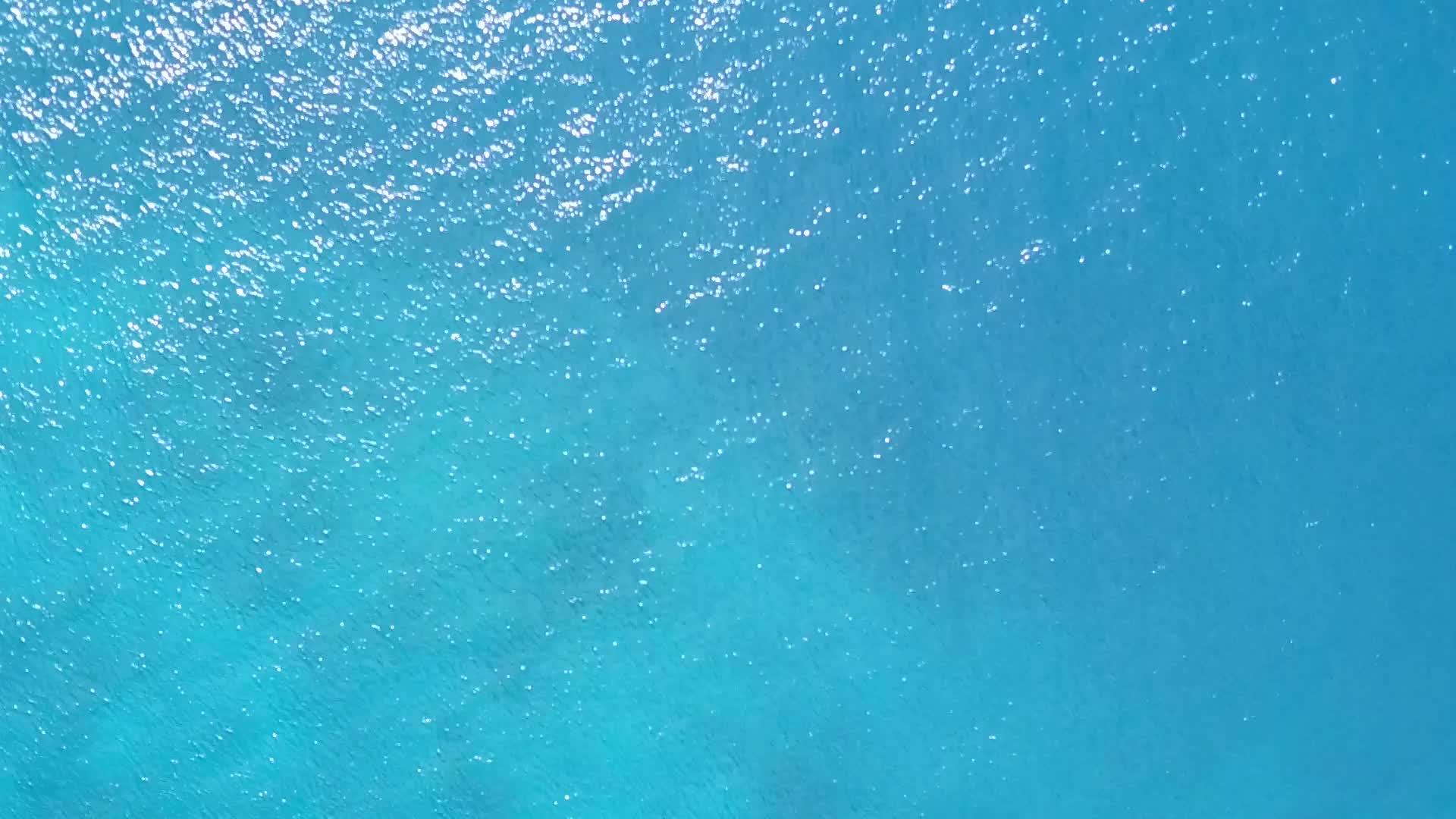 海滨海滩上的无人驾驶飞机在中飞行视频的预览图