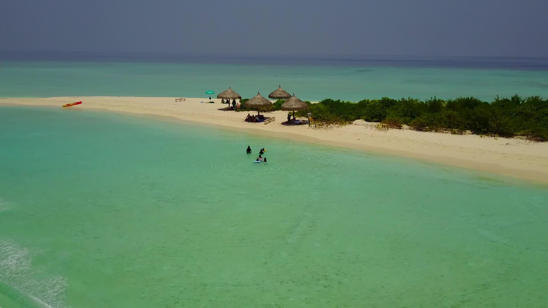 白沙背景清海热带旅游海滩航行无人机空中景观视频的预览图