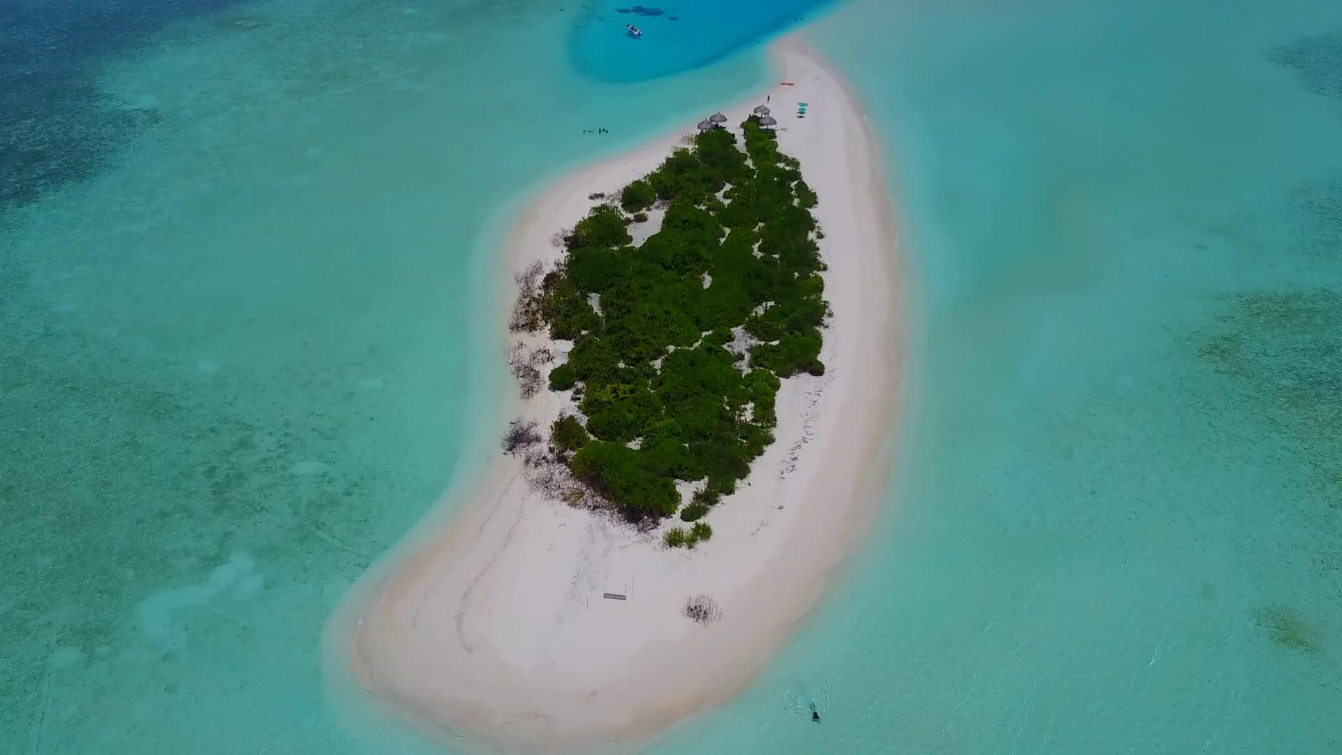无人驾驶飞机在天堂度假胜地海滩上抽象飞行视频的预览图