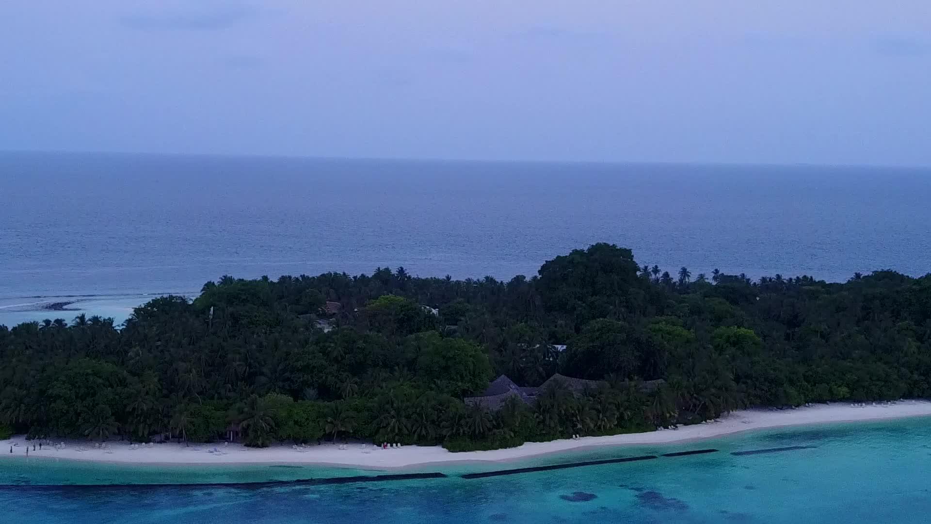 热带海湾海滩背景的透明海洋和白色海滩视频的预览图