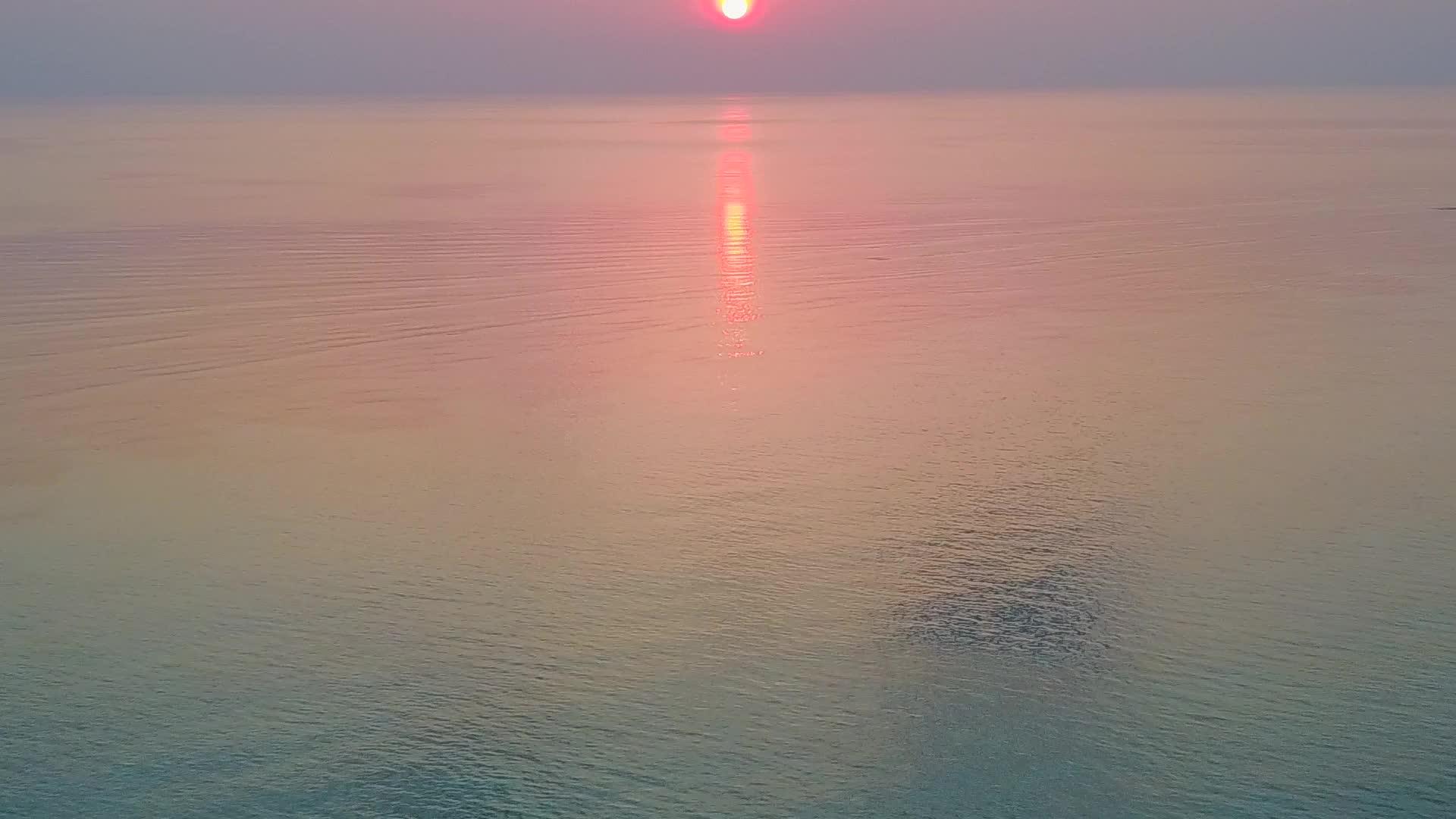 由于浅海和白沙背景环礁湖周围的豪华海滩中断了空中无人驾驶视频的预览图