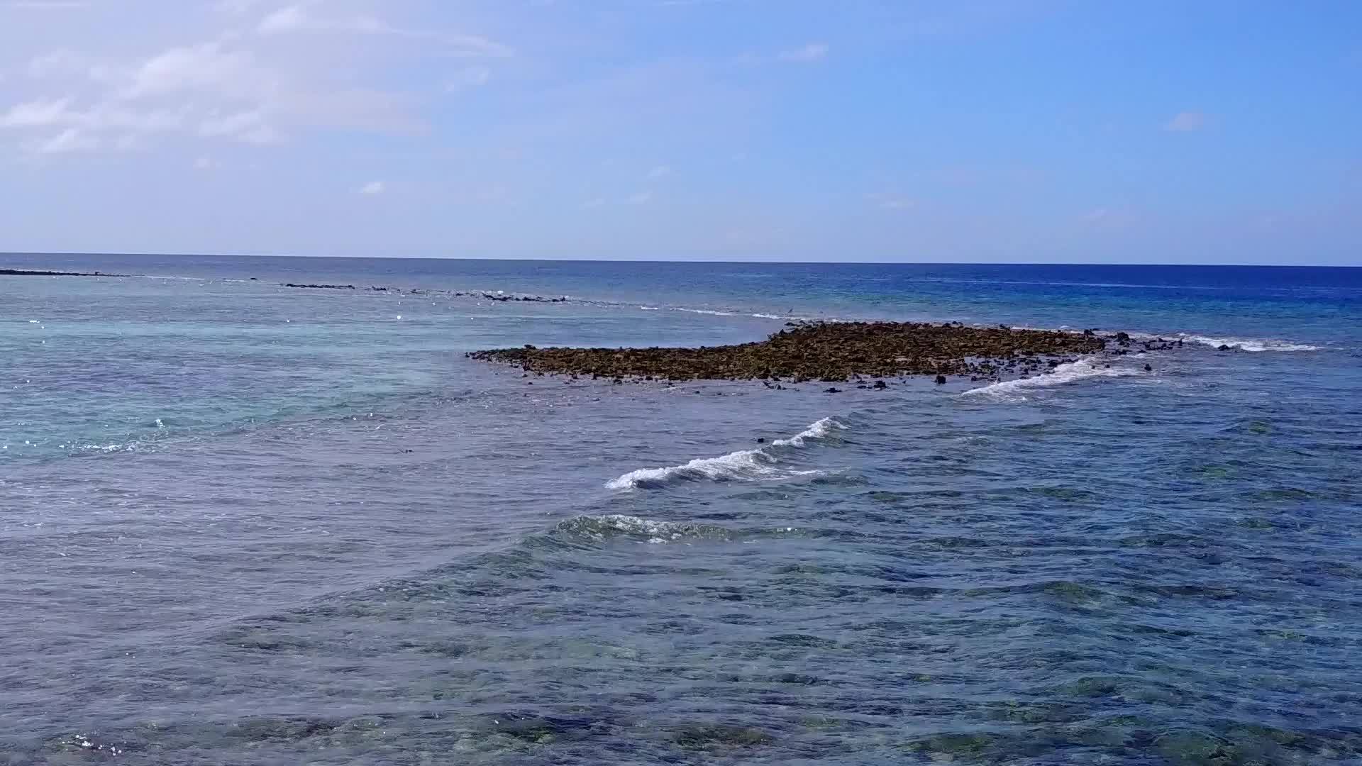 环礁湖海滩时间的空中无人驾驶飞机抽象视频的预览图