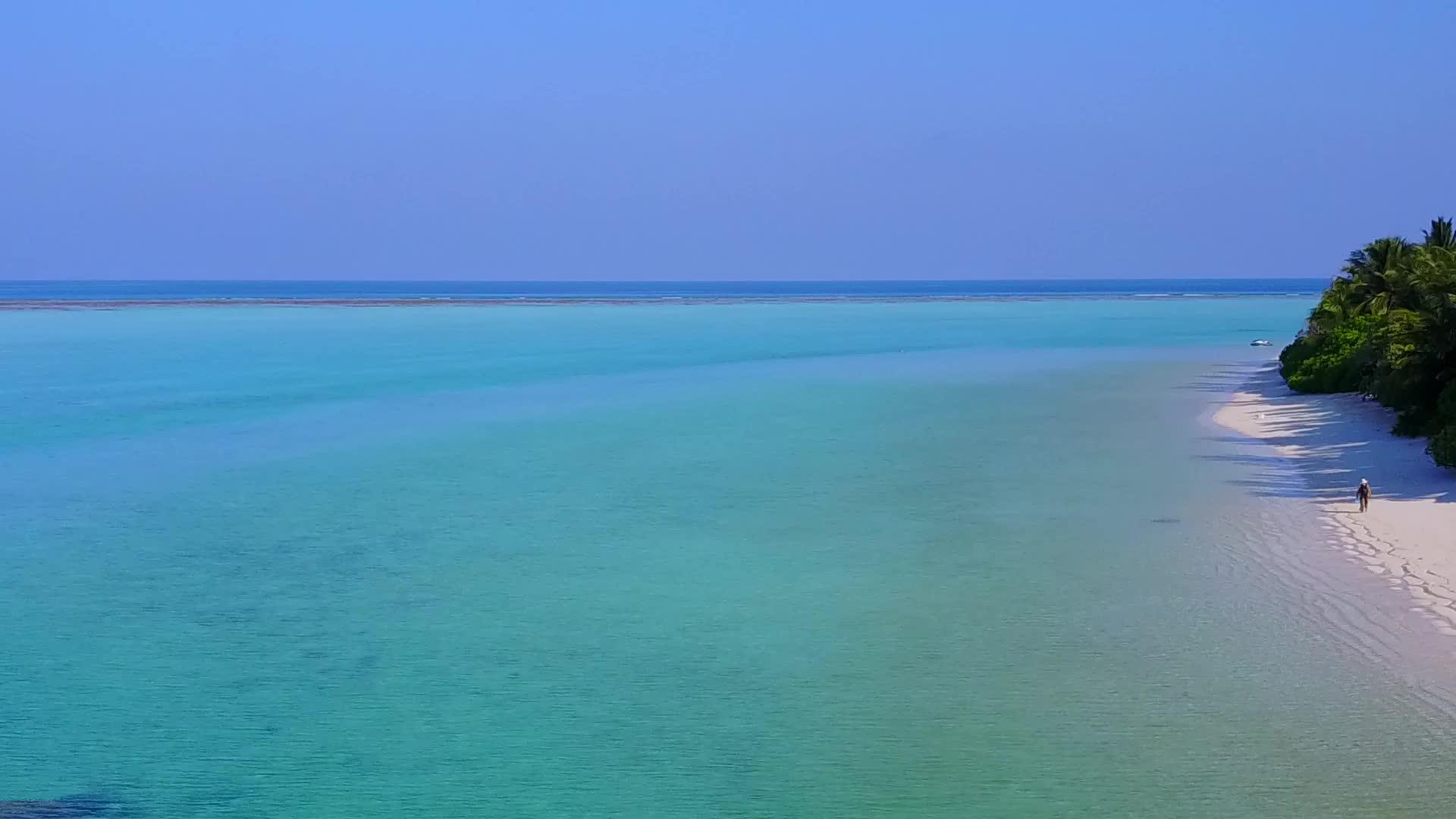 以蓝水为例以白色沙土为背景的临终度假胜地视频的预览图