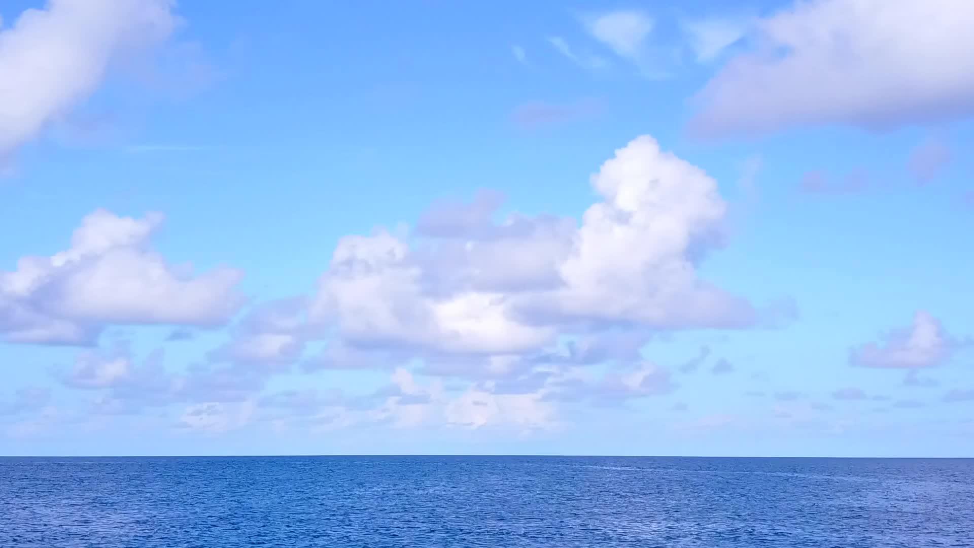 观看完美的海湾海滩假日天空白色海滩背景的绿色海洋视频的预览图