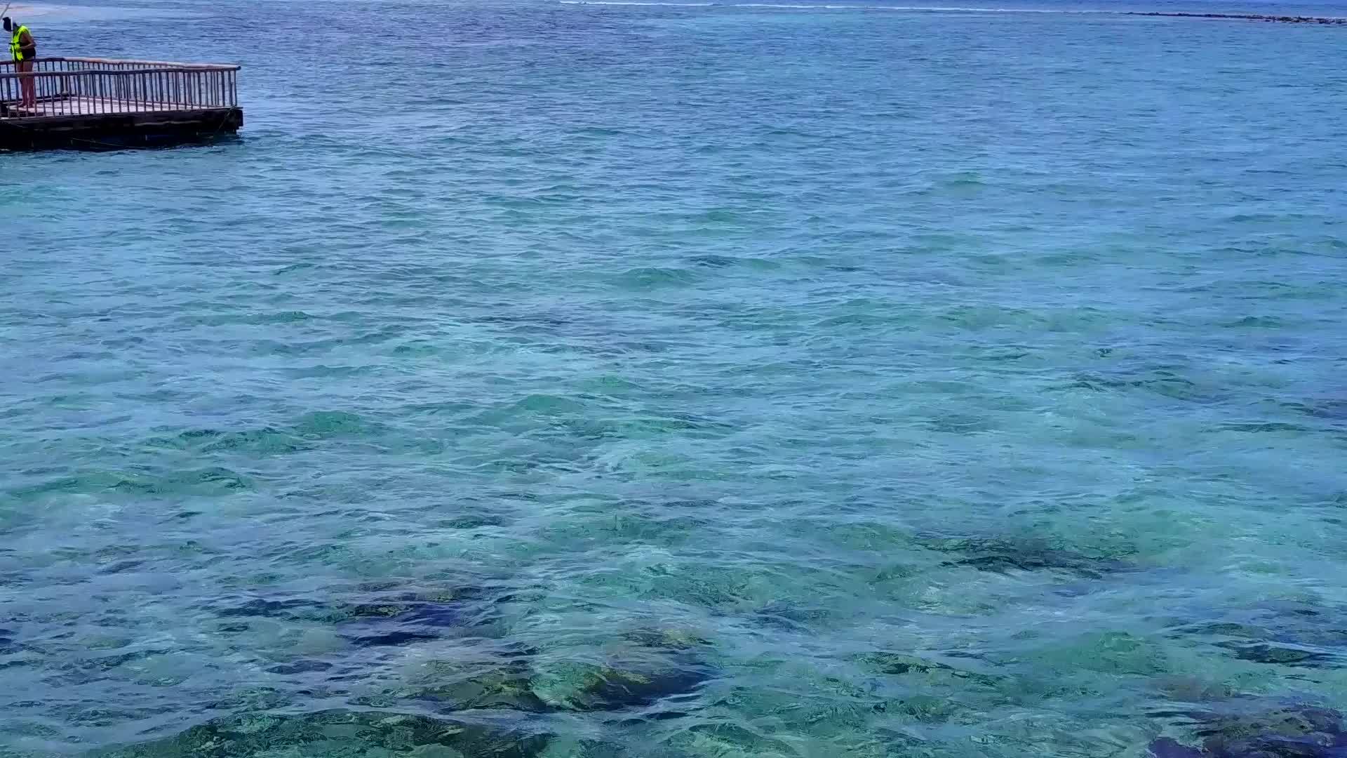 蓝色的绿色海洋和白色的沙子是最好的海湾海滩度假日视频的预览图