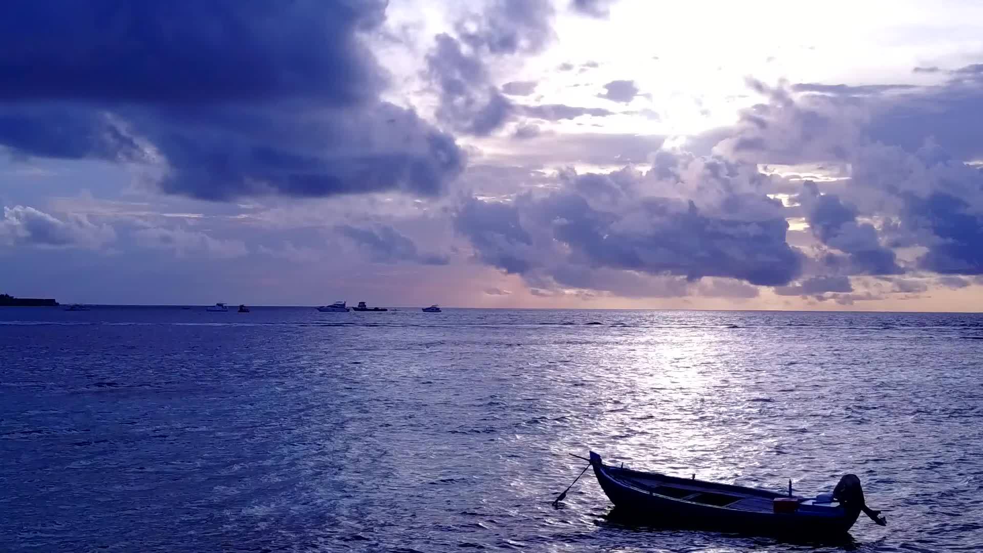 以白色沙滩为背景的透明海洋生活方式视频的预览图