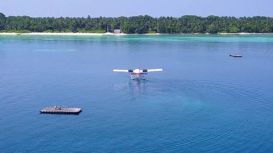 水蓝环礁湖和白色沙滩背景的伊德利克湾海滩假日场景视频的预览图