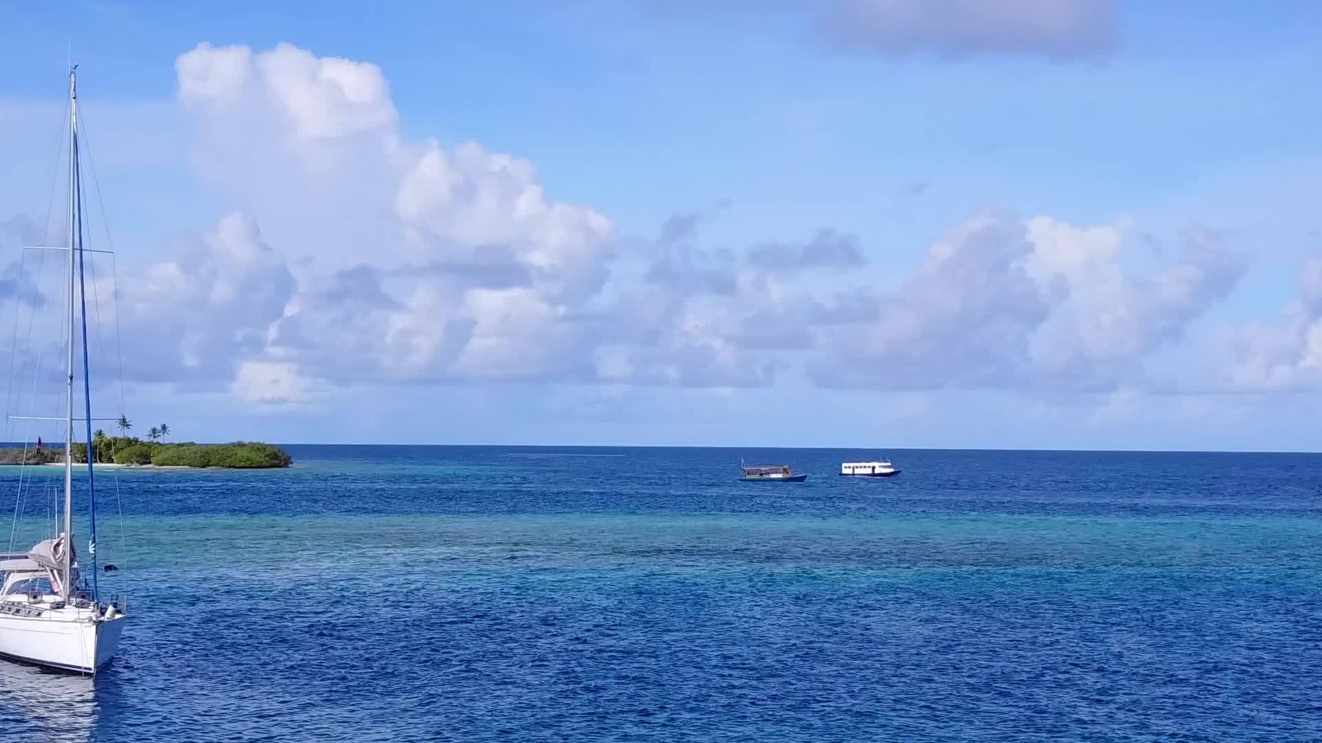 在白沙的背景下绿松石环礁湖在海洋旅游海滩上无人驾驶视频的预览图