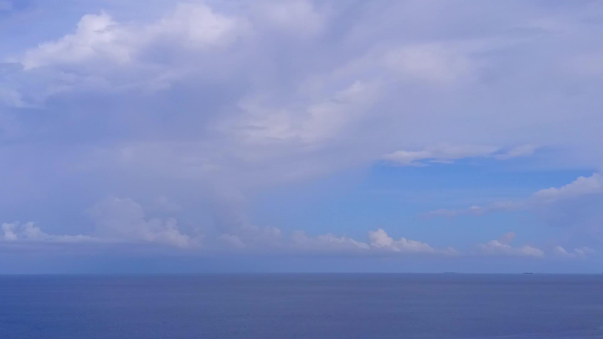 观看环礁湖海滩旅行的豪华无人驾驶飞机视频的预览图
