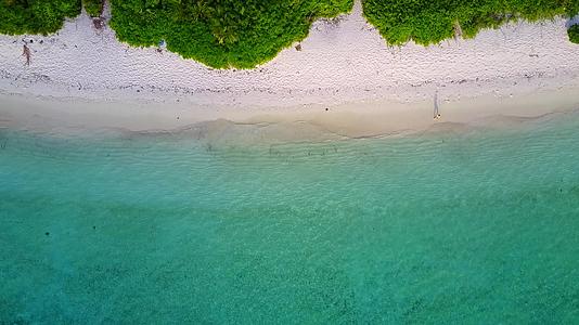 凉爽的浅沙本底绿水在宁静的岛屿海滩时空中全景视频的预览图
