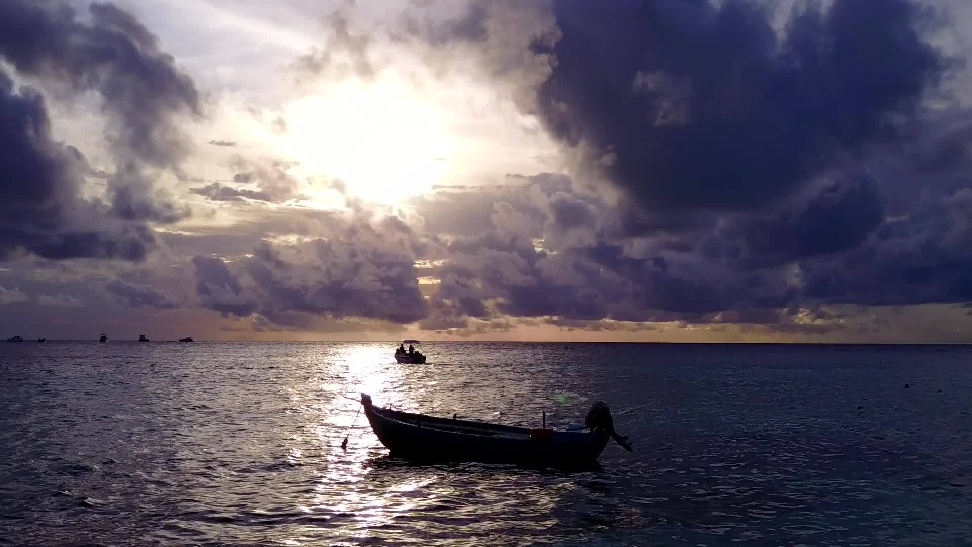 夕阳下的海面视频的预览图