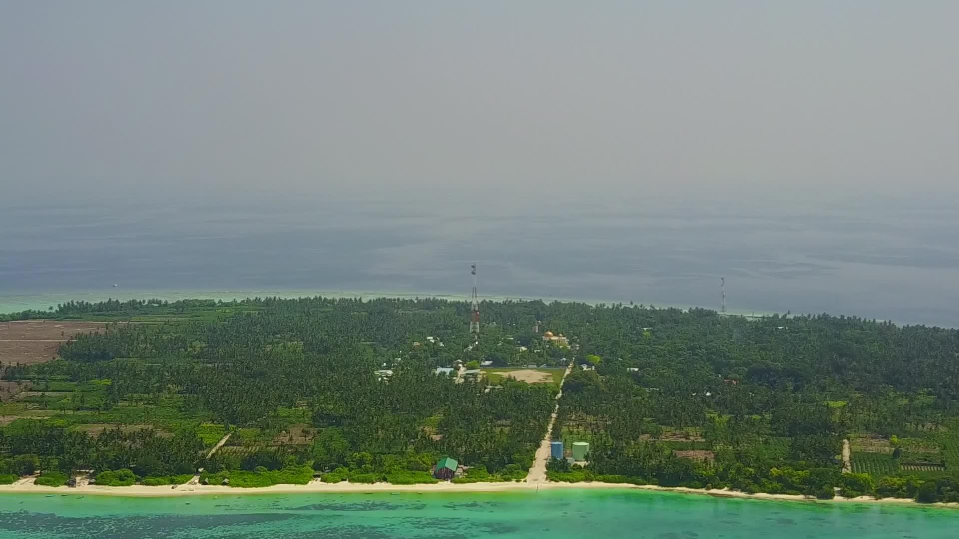 宁静的度假胜地海滩白沙底蓝海航行视频的预览图