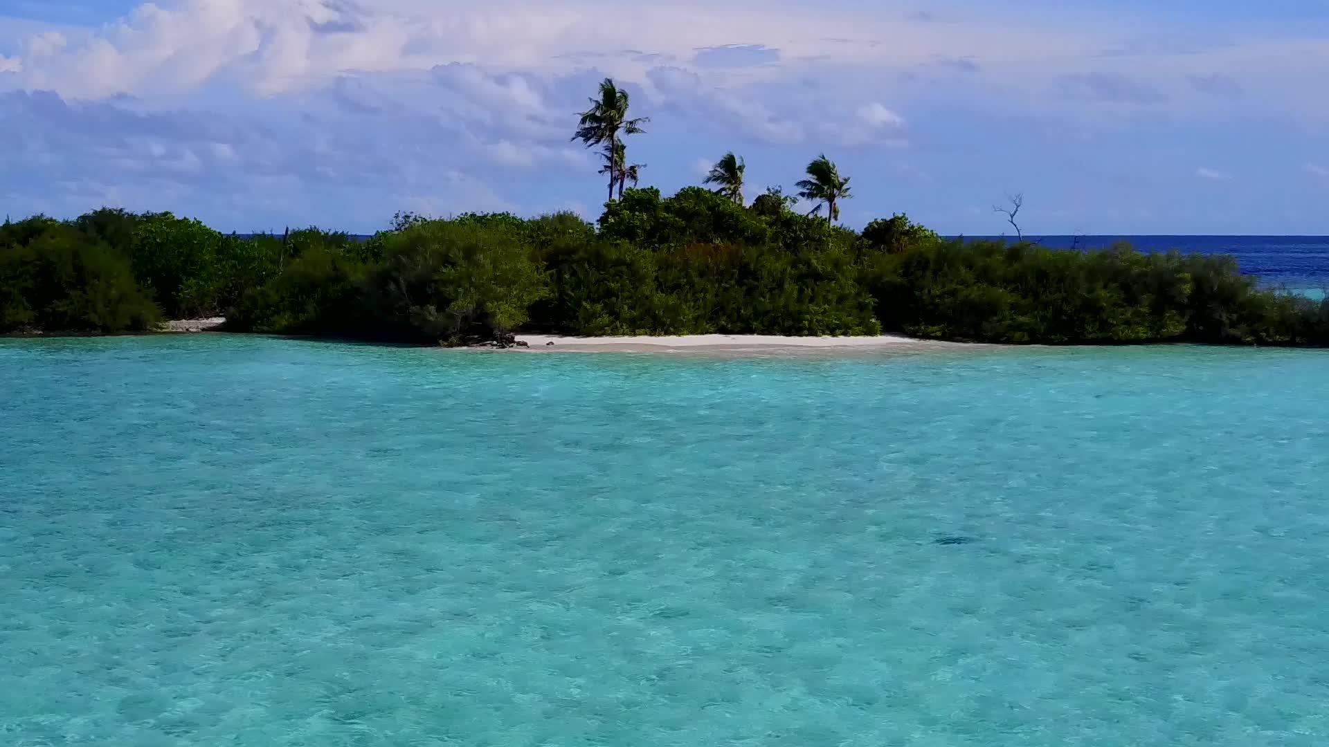 海景以蓝海和清洁沙地为背景以环礁湖海滩之旅为基础视频的预览图