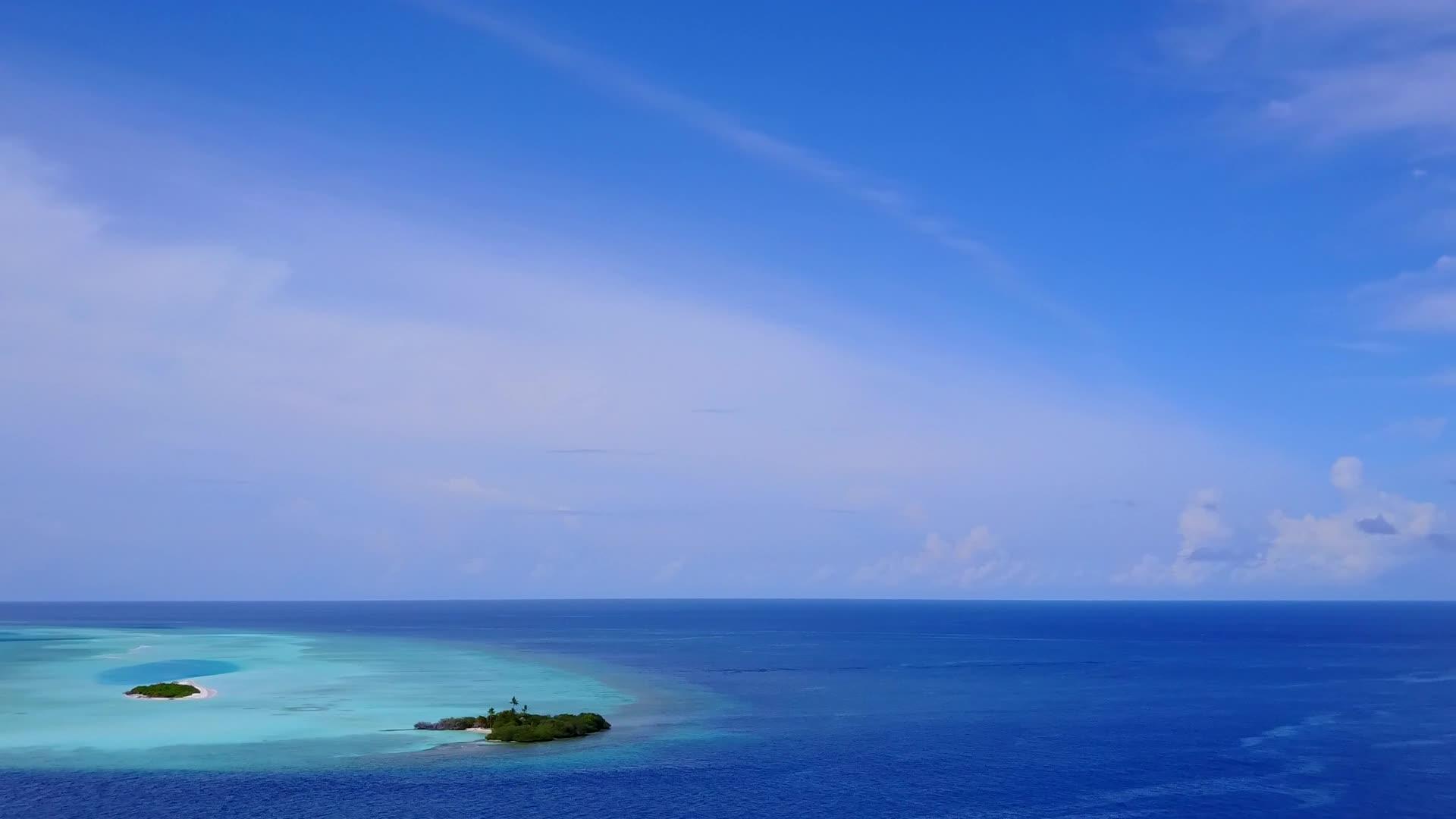 蓝绿色的海洋和明亮的沙质背景异国情调的海滩度假视频的预览图