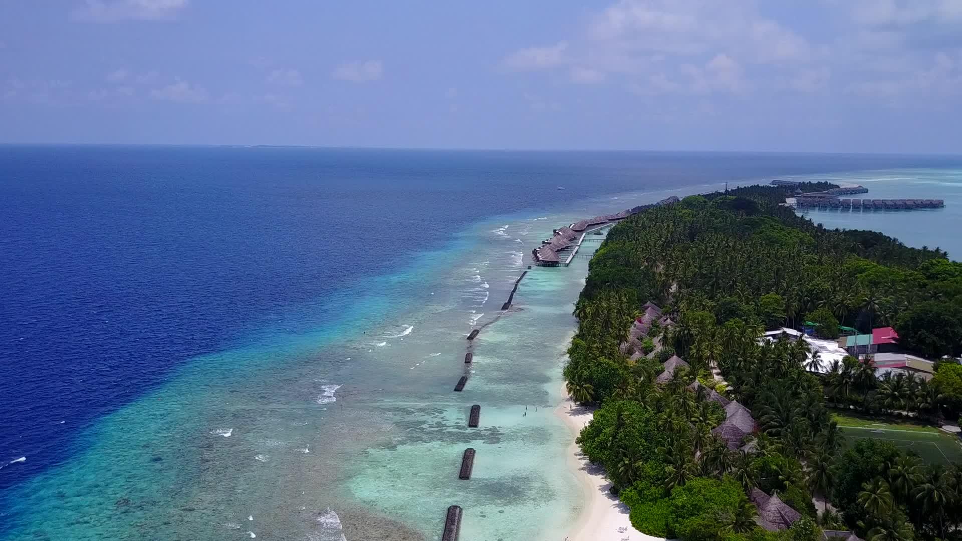 清澈的白色沙滩背景环礁湖视频的预览图