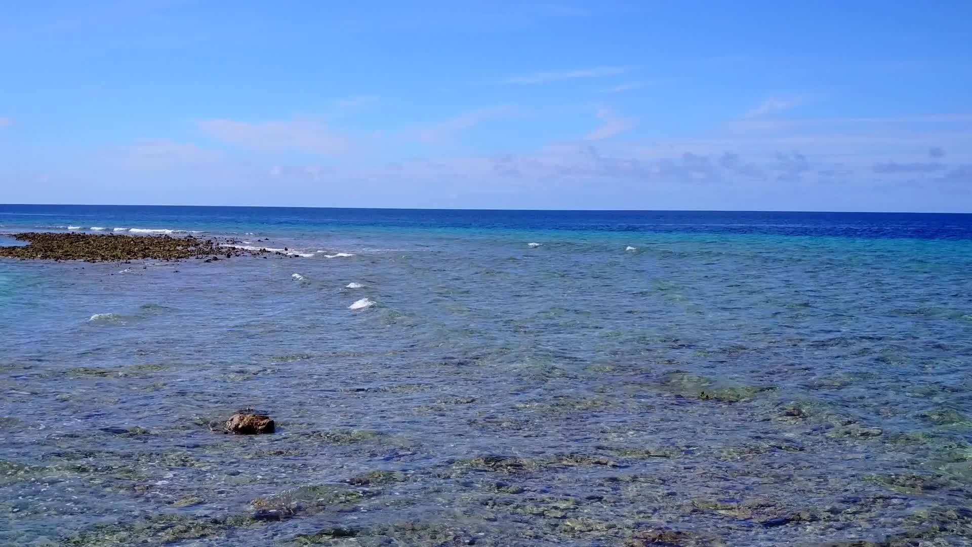在绿松石海洋和白沙的背景下热带岛屿海滩旅行的无人机在空中视频的预览图