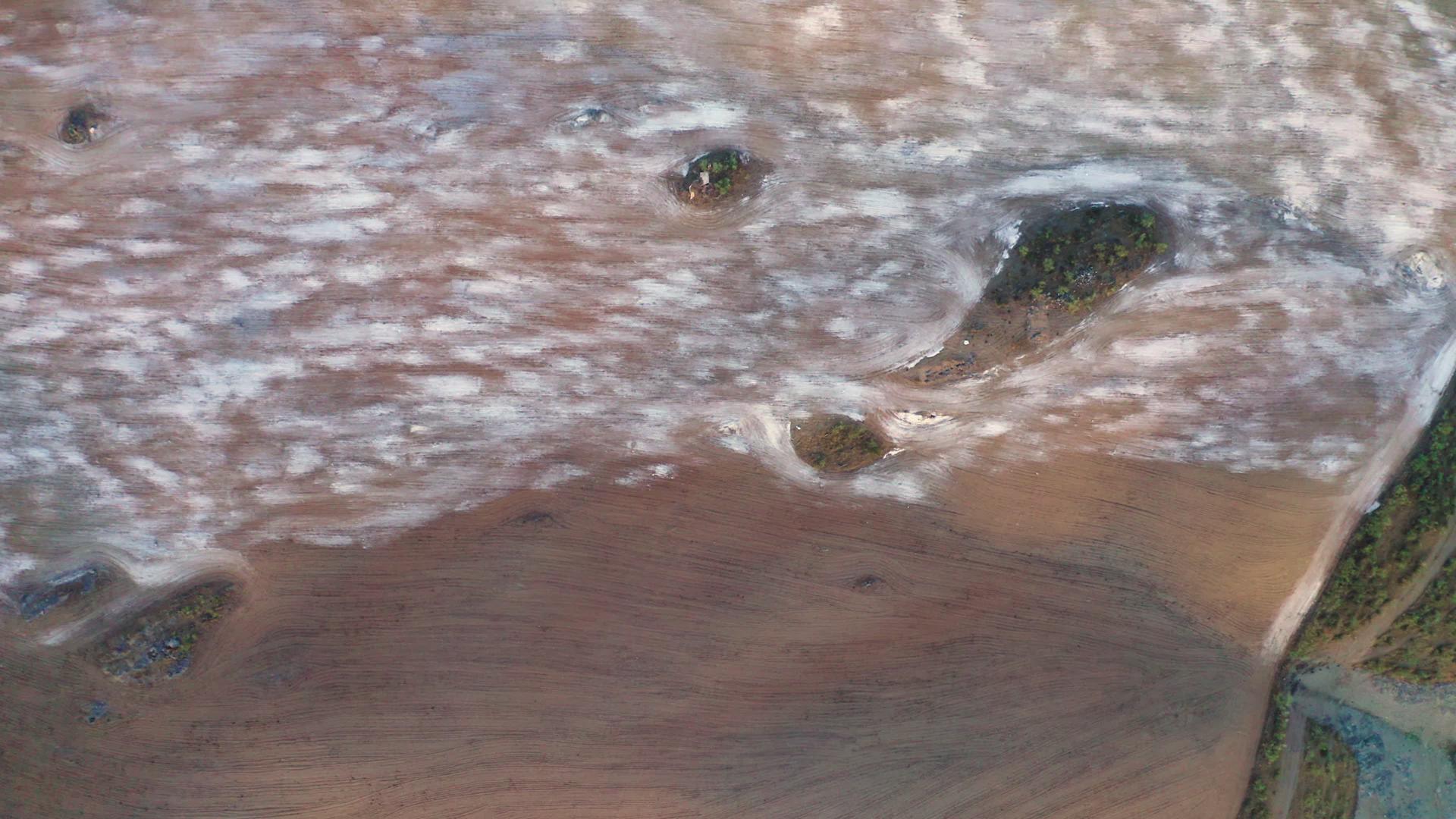 泰雷纳日落时用无人机俯瞰葡萄牙大坝湖水库附近的沙漠视频的预览图