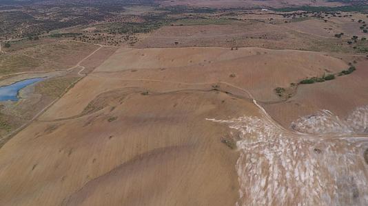 泰雷纳日落时用无人机俯瞰葡萄牙大坝湖水库附近的沙漠视频的预览图