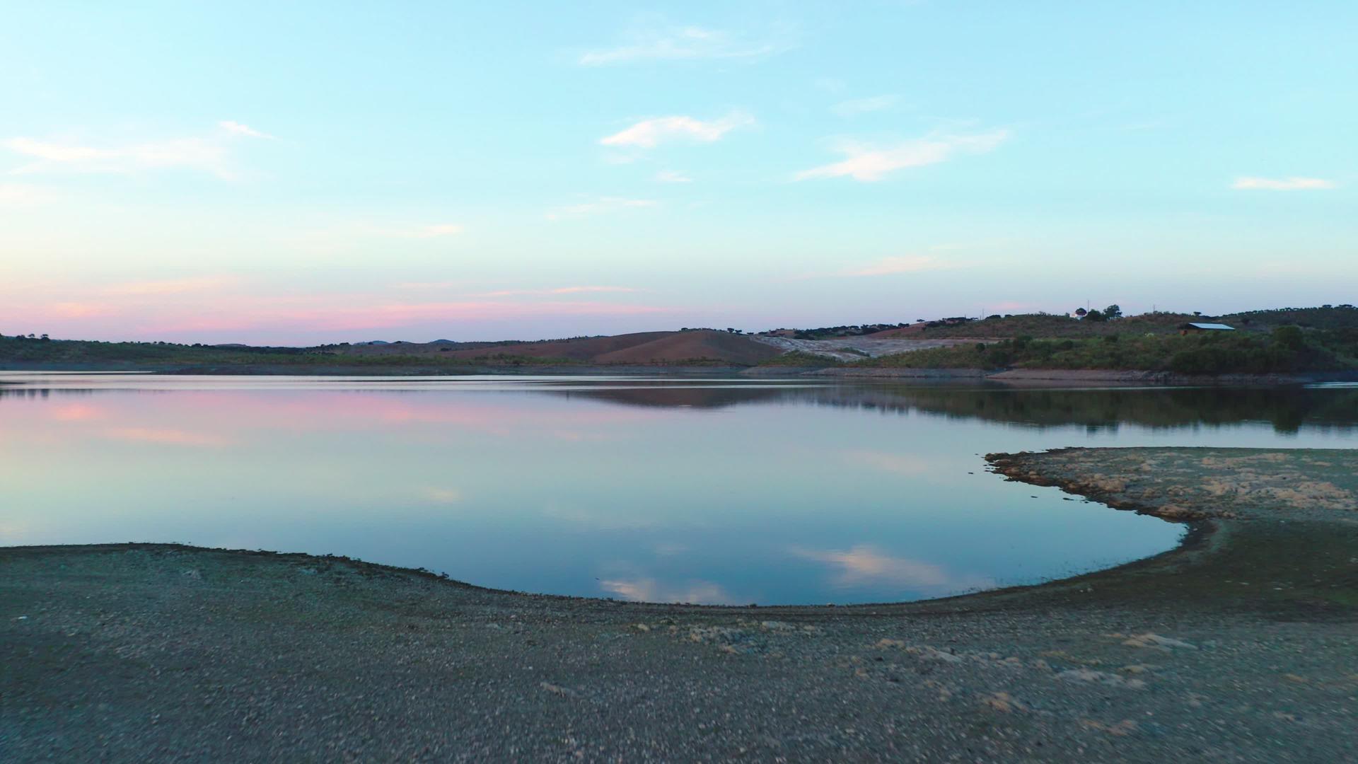 葡萄牙特雷纳在日落时用无人机拍摄了一山景视频的预览图