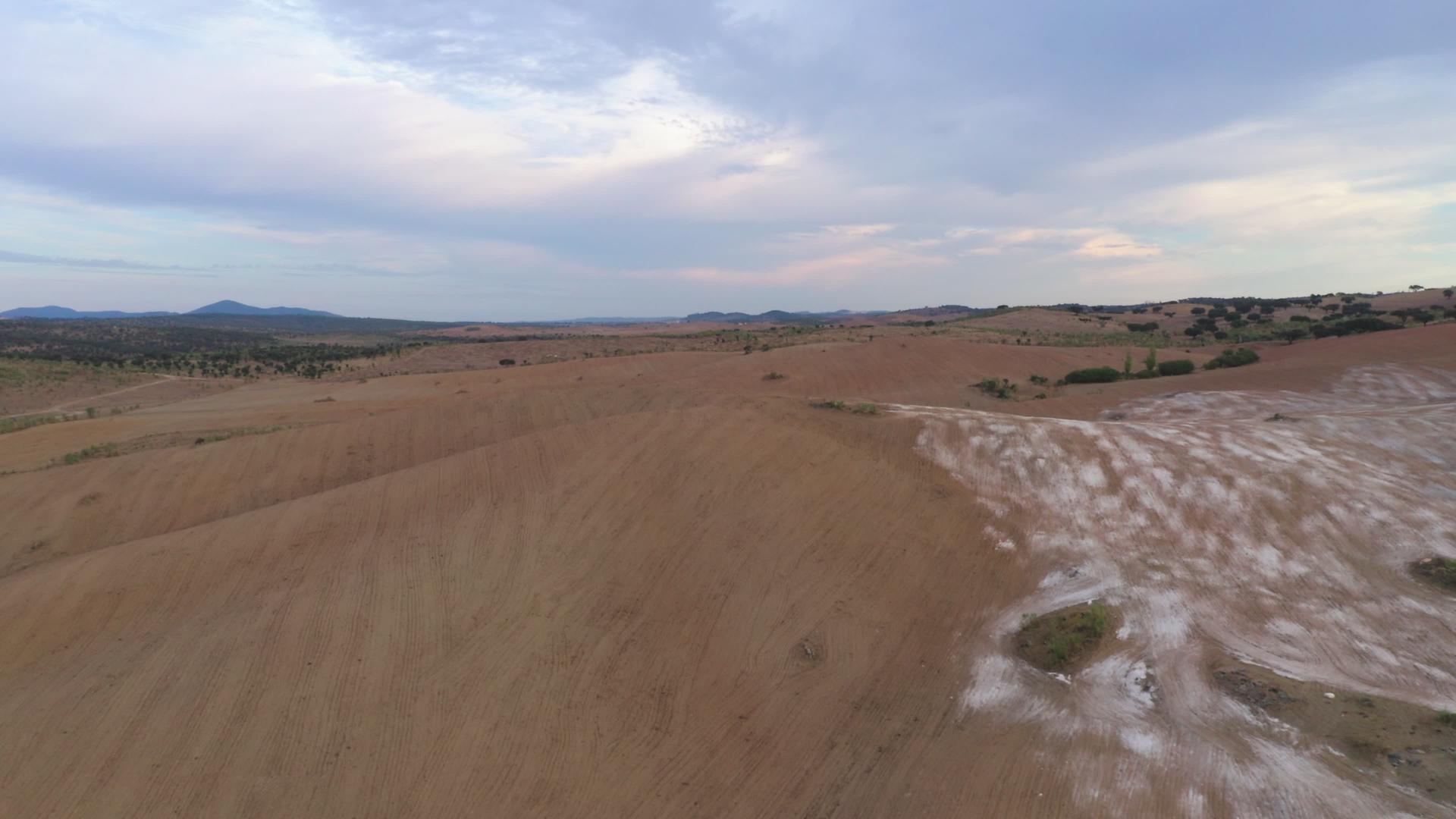 葡萄牙特雷纳在日落时用无人机拍摄了一山景视频的预览图