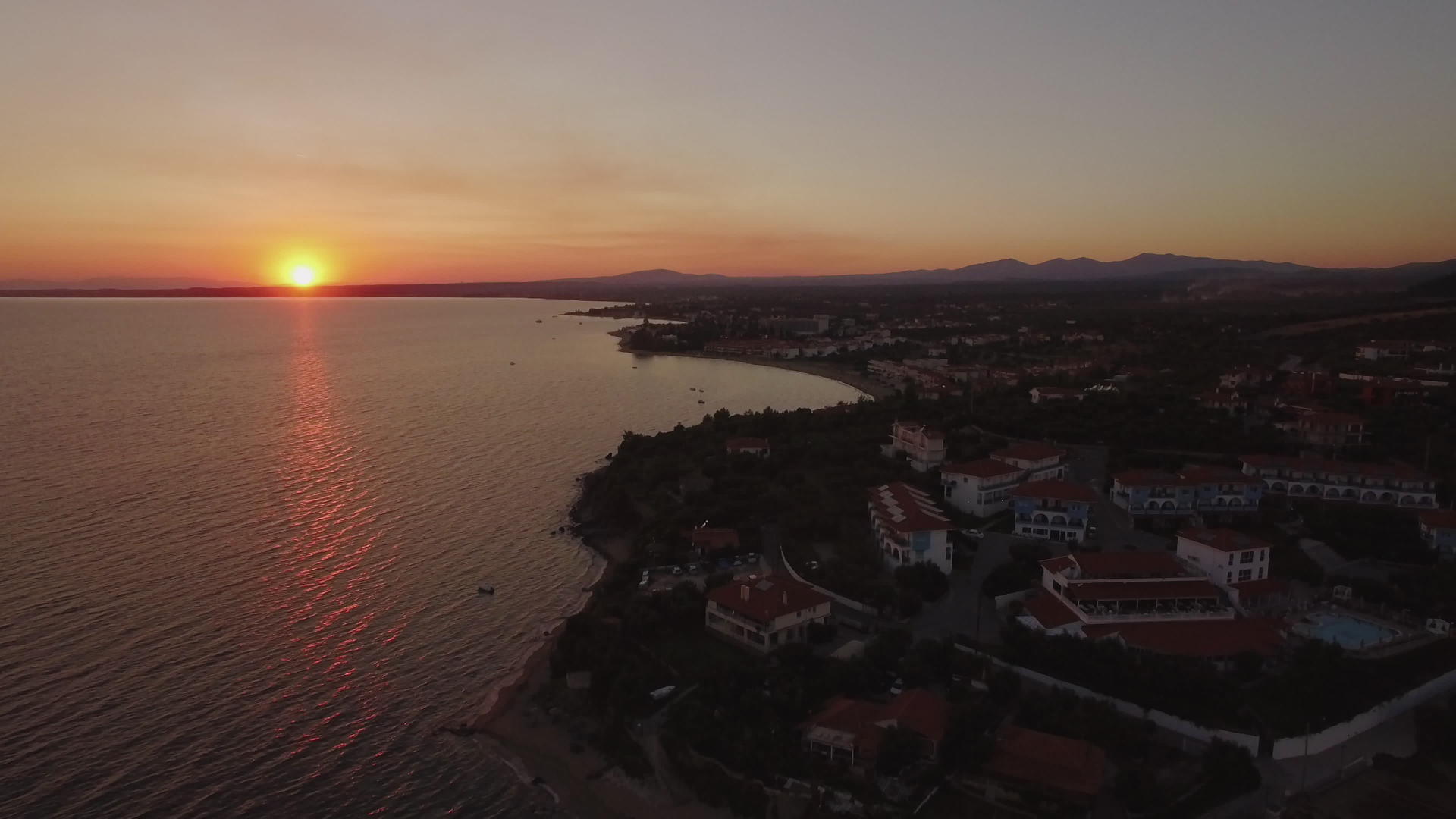 希腊海岸度假胜地的空中射击在日落时看到视频的预览图